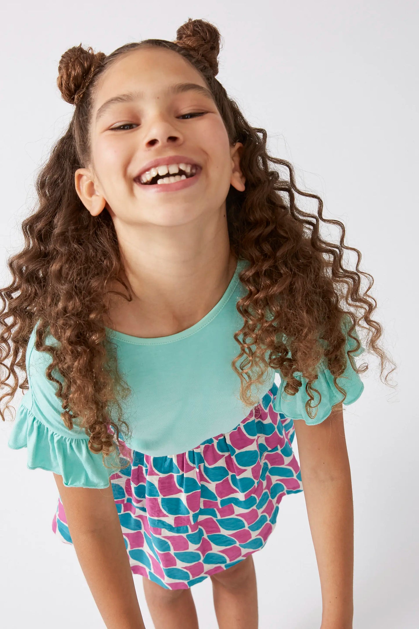 Falda corta de niña con estampado de plumas
