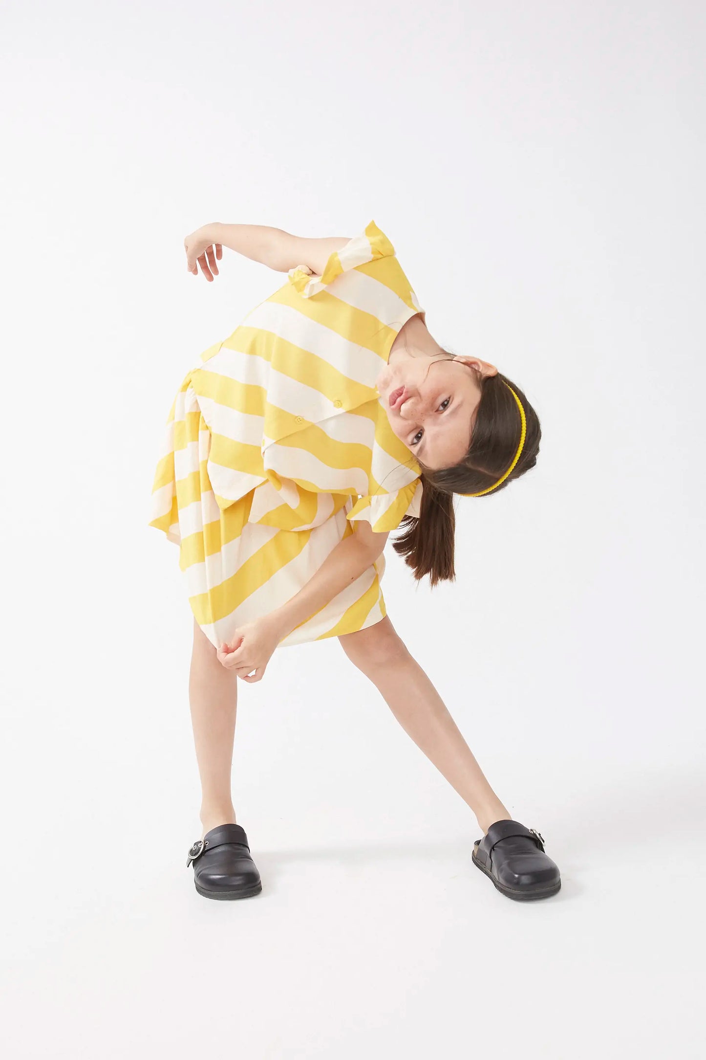 Short skirt for girls with yellow striped print