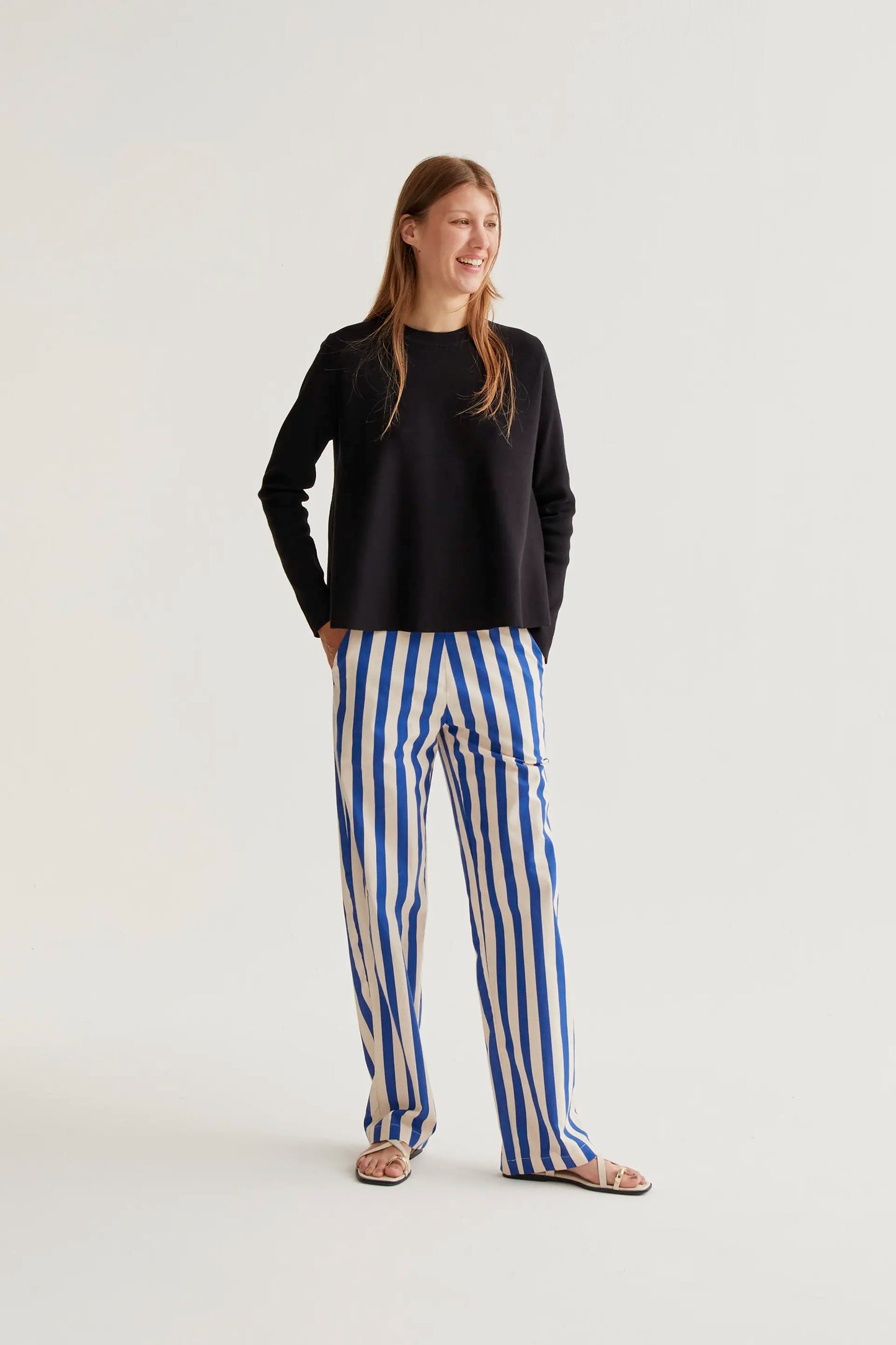 Maglione nero a maniche lunghe in maglia
