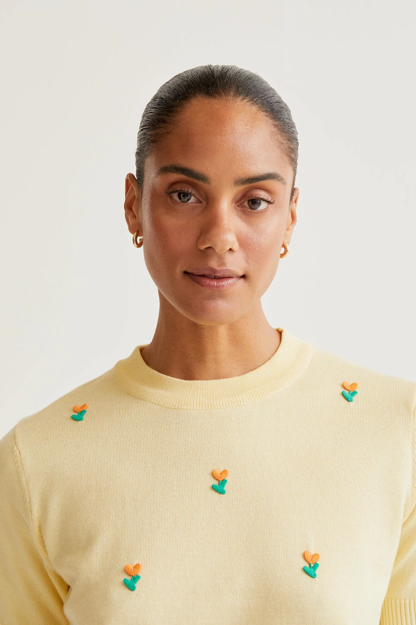 Top in maglia gialla morbida con fiori