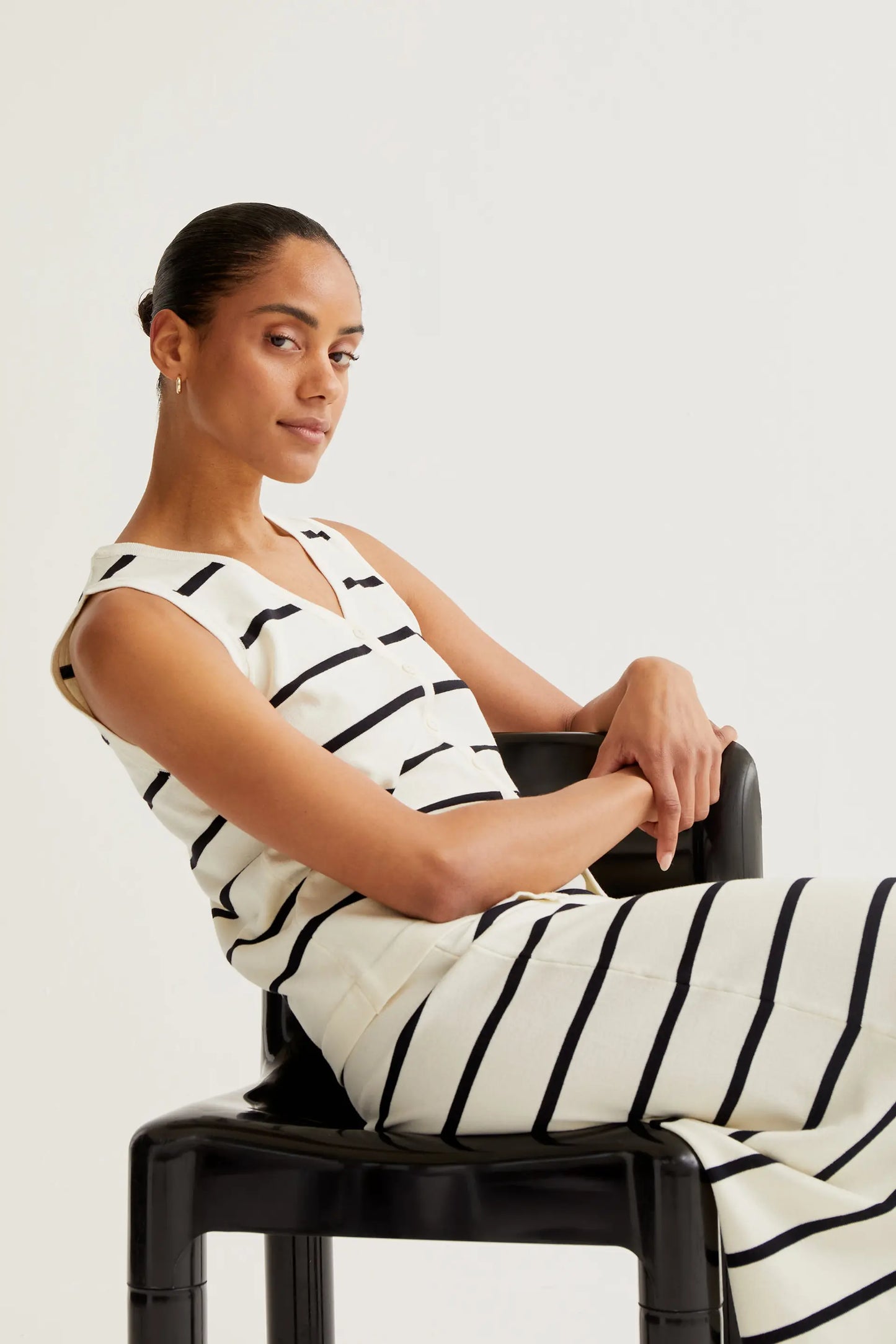 Falda midi de punto con estampado de rayas blanco y negro