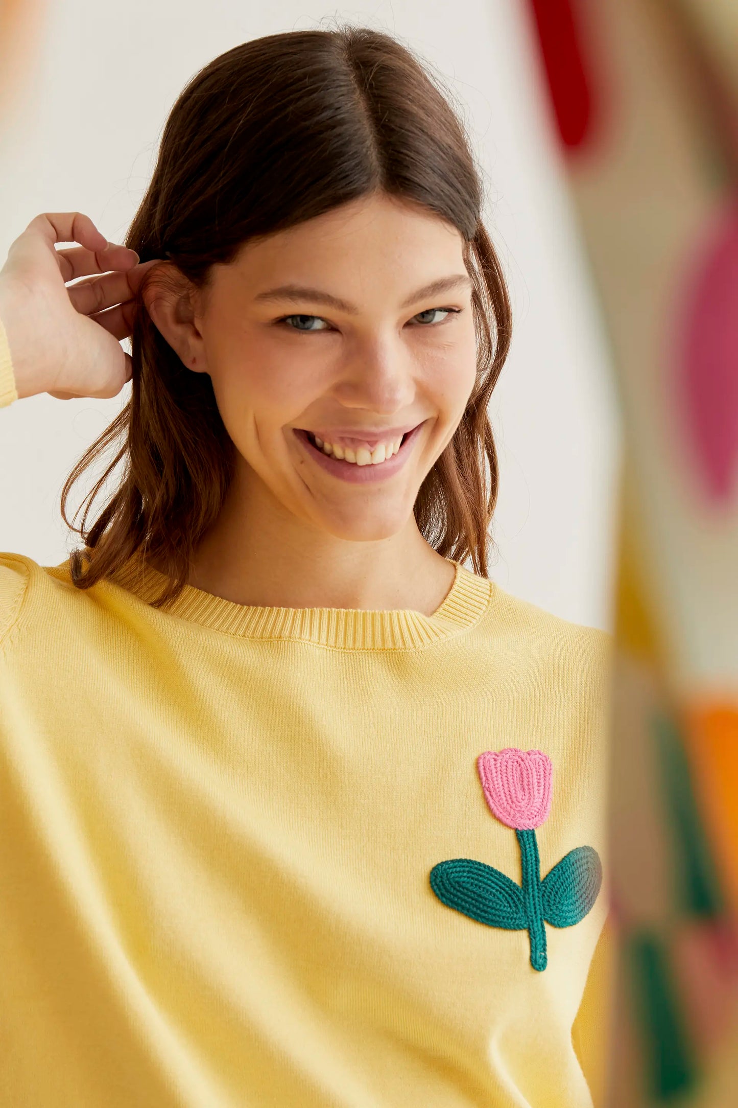 Maglione giallo lavorato a maglia con ricamo di tulipani rosa