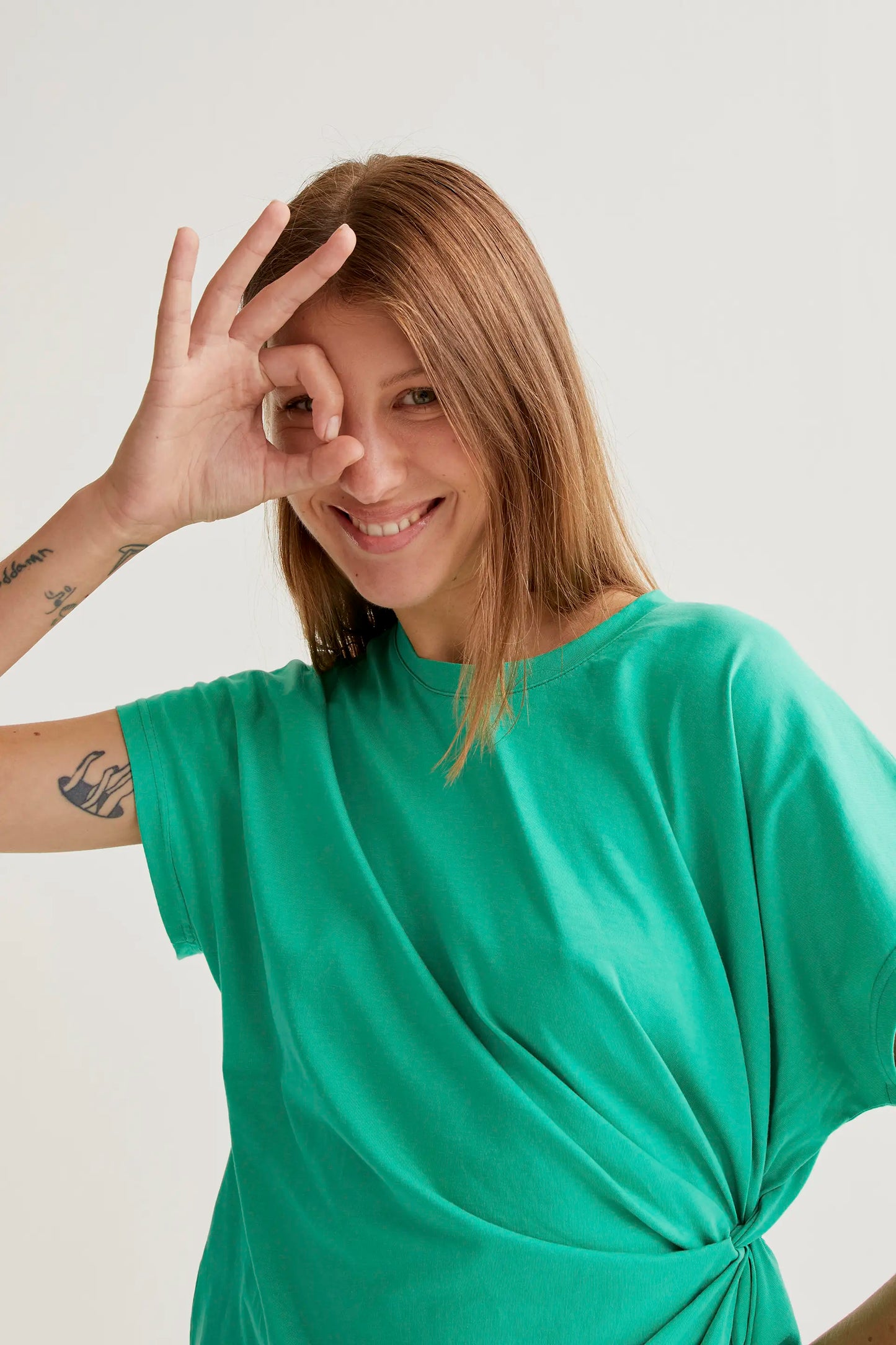 Maglietta verde 100% cotone con nodo laterale