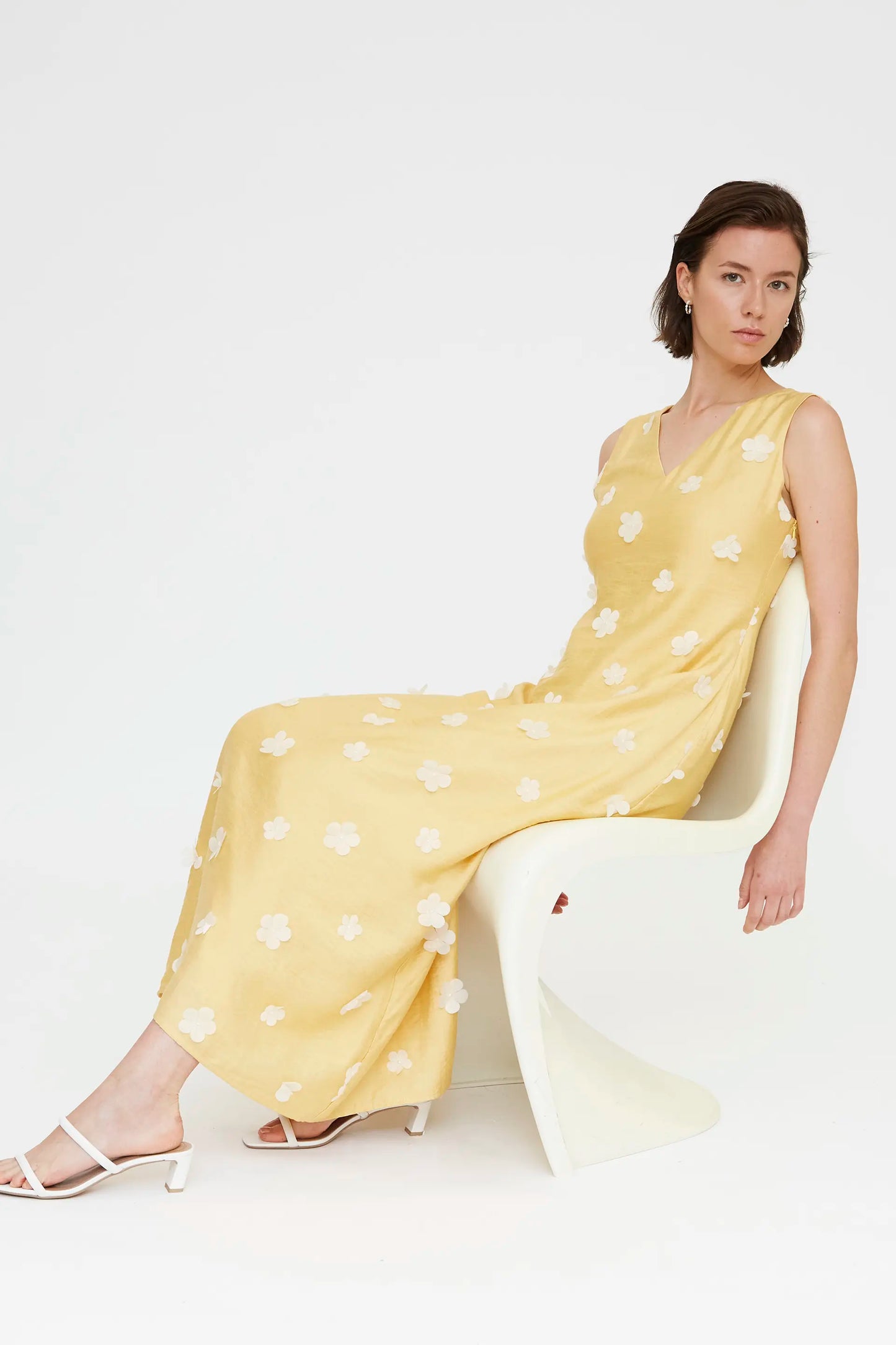 Vestido largo amarillo claro con bordado floral