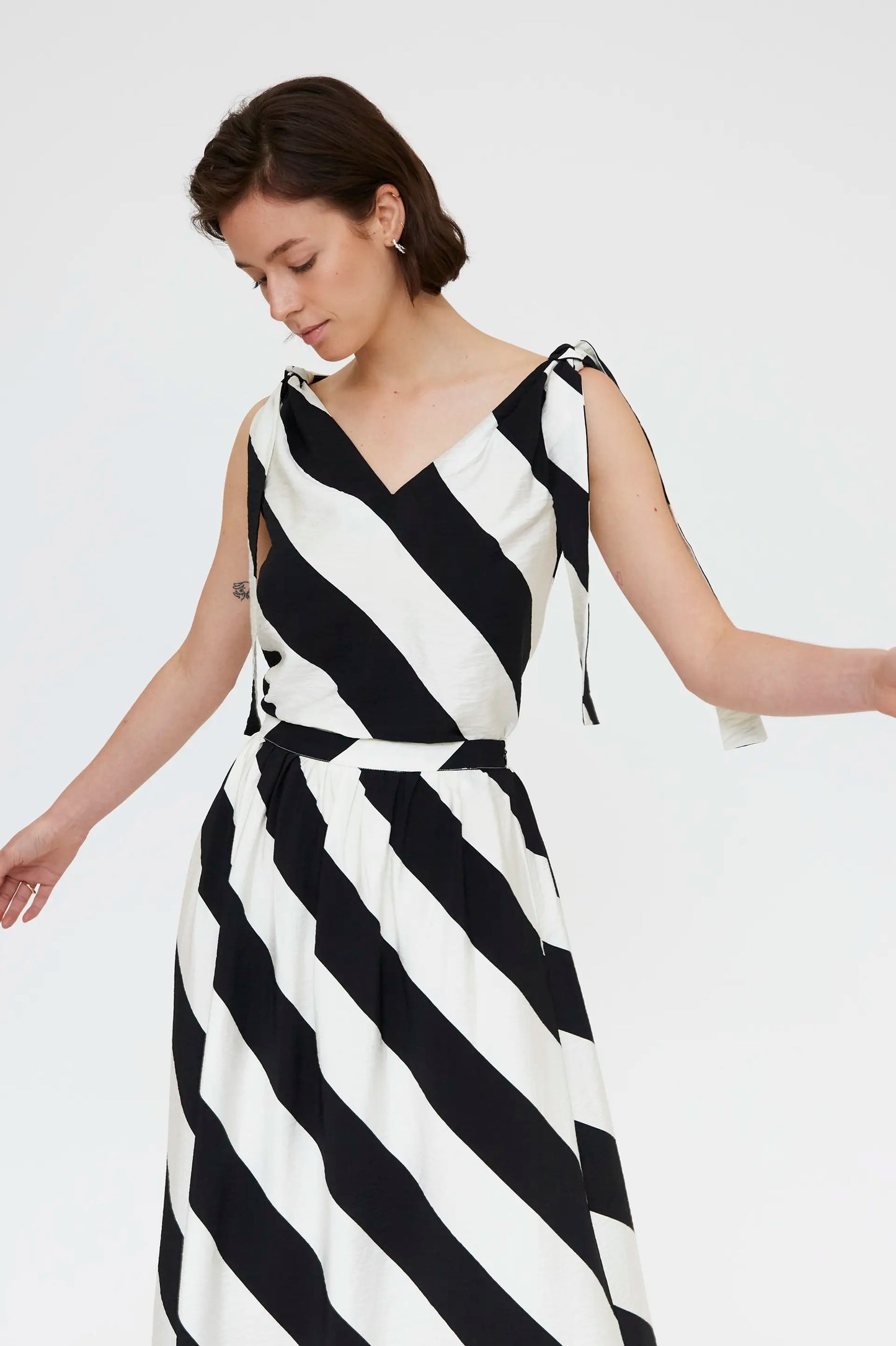 Top con estampado de rayas diagonales negro y blanco