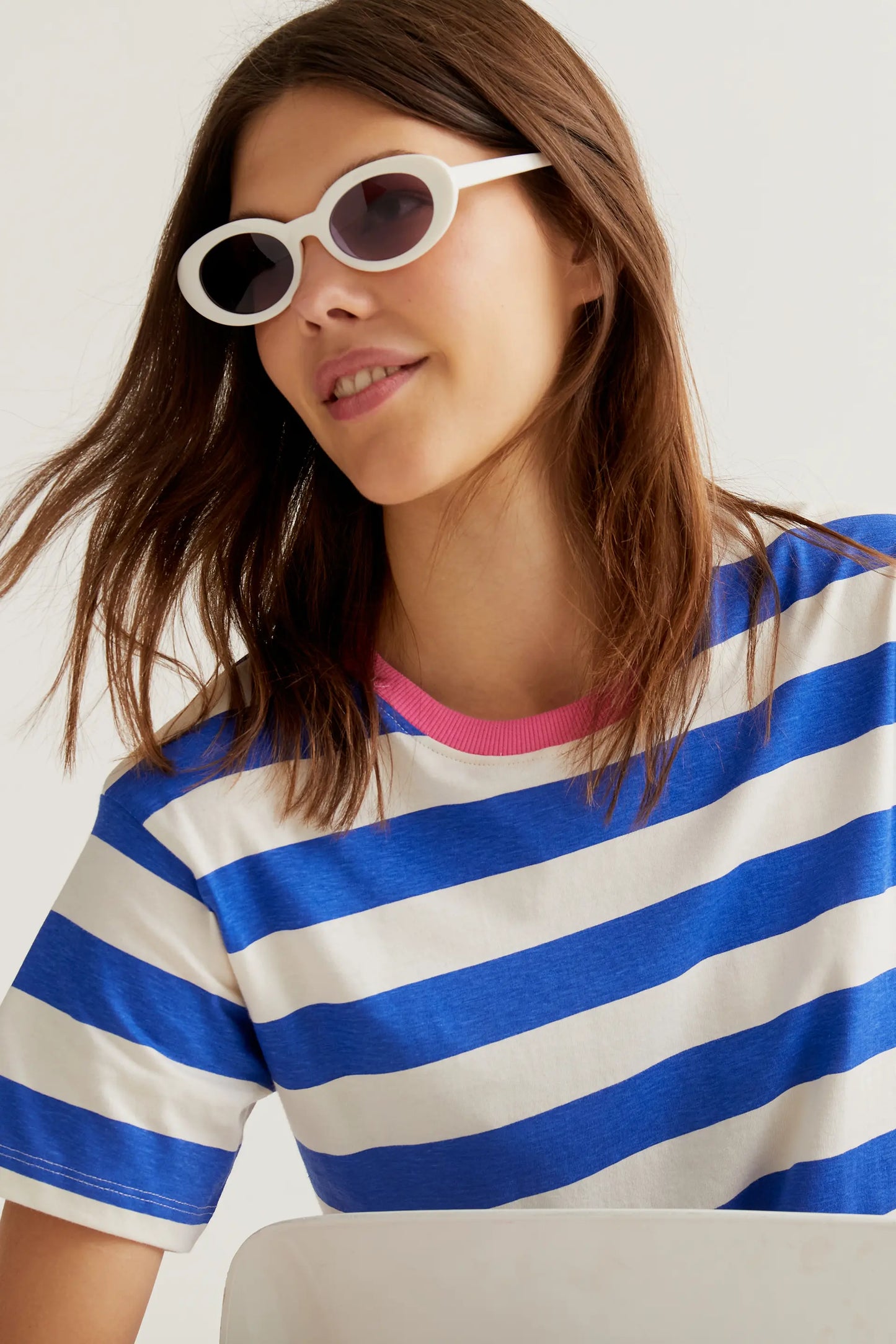 Camiseta con estampado de rayas azul y blanco