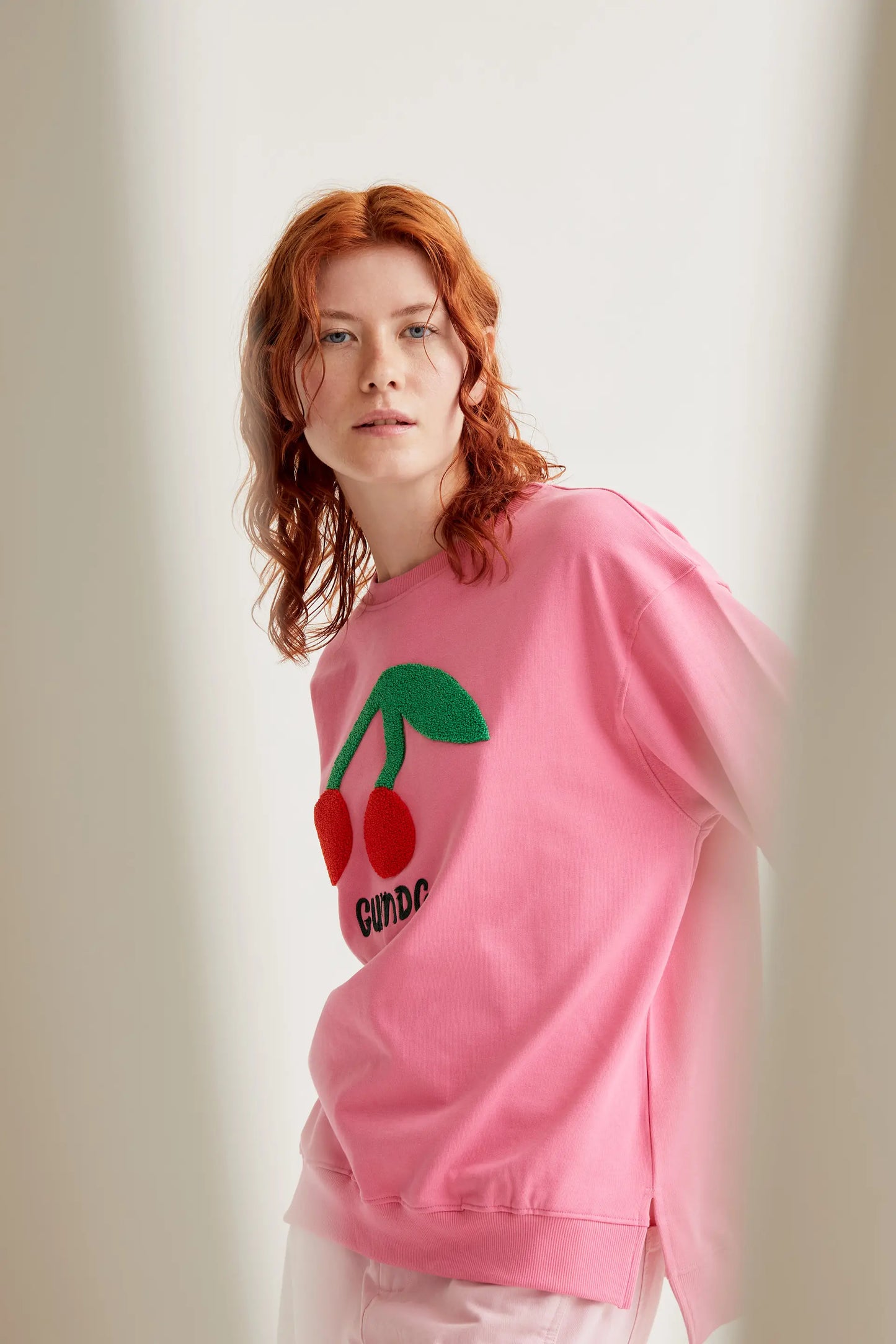 Sudadera con bordado de Guinda gigante
