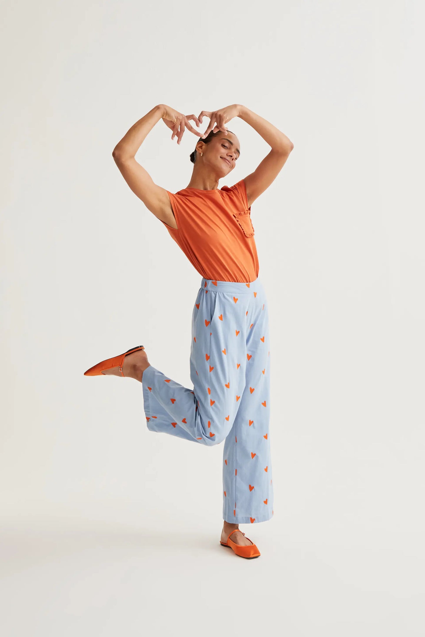 Pantaloni con stampa a cuori