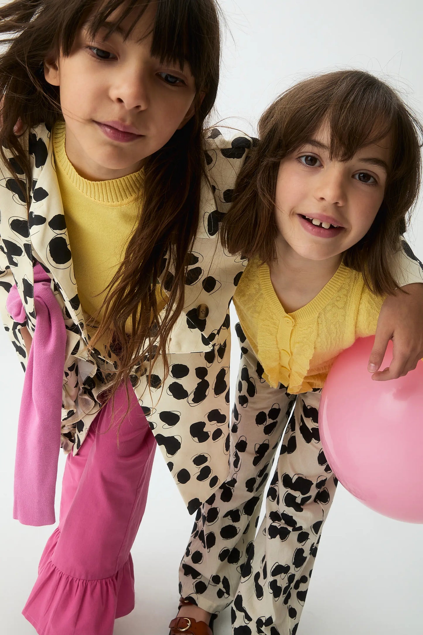 Gabardina de niña con estampado Dalmatian