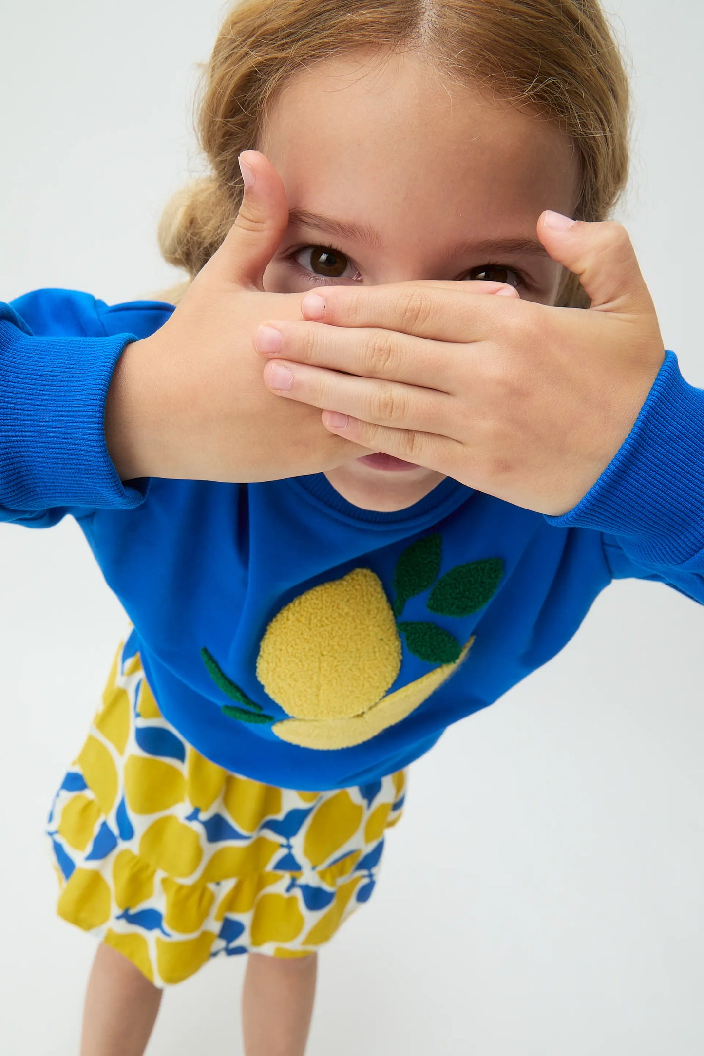 Felpa blu da bambina con toppa a forma di limone