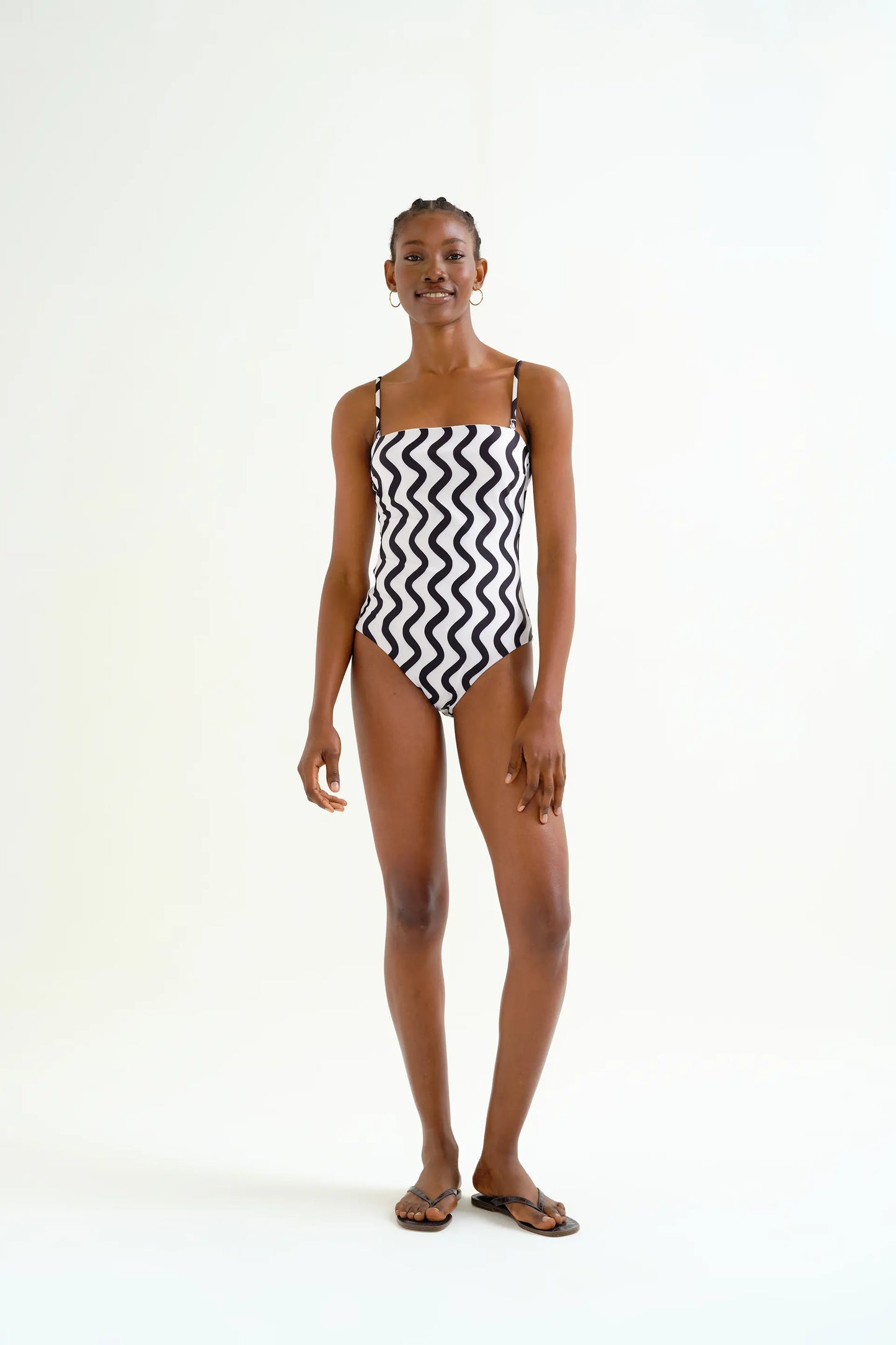 Costume da bagno con scollo dritto e stampa Wave in bianco e nero