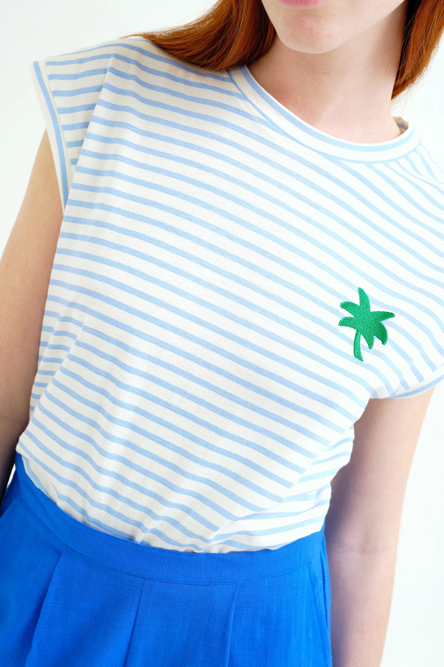 Camiseta con estampado de rayas blanco y azul
