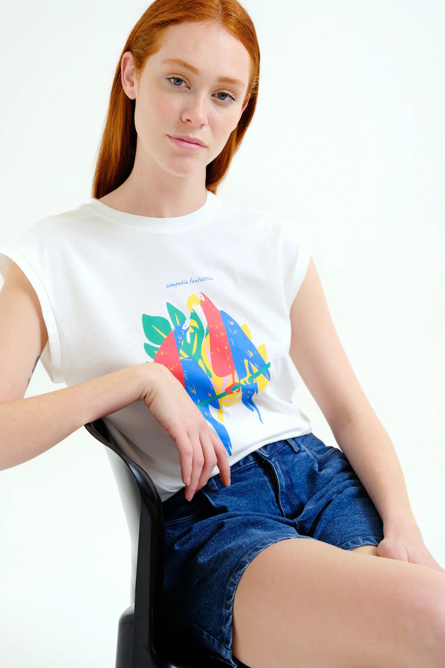 T-shirt with macaw print "Fantastic Company"