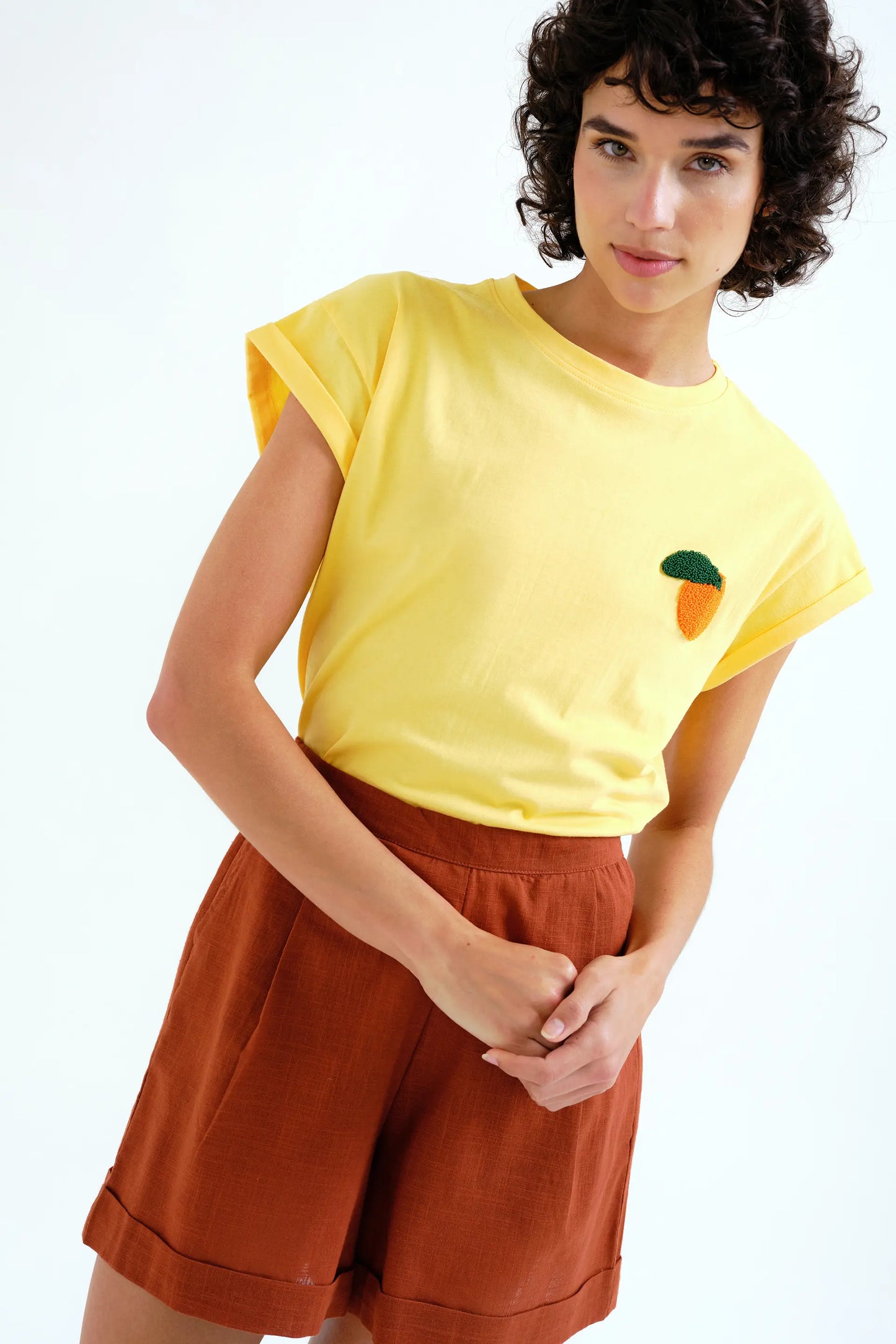 Camiseta con bordado de naranja