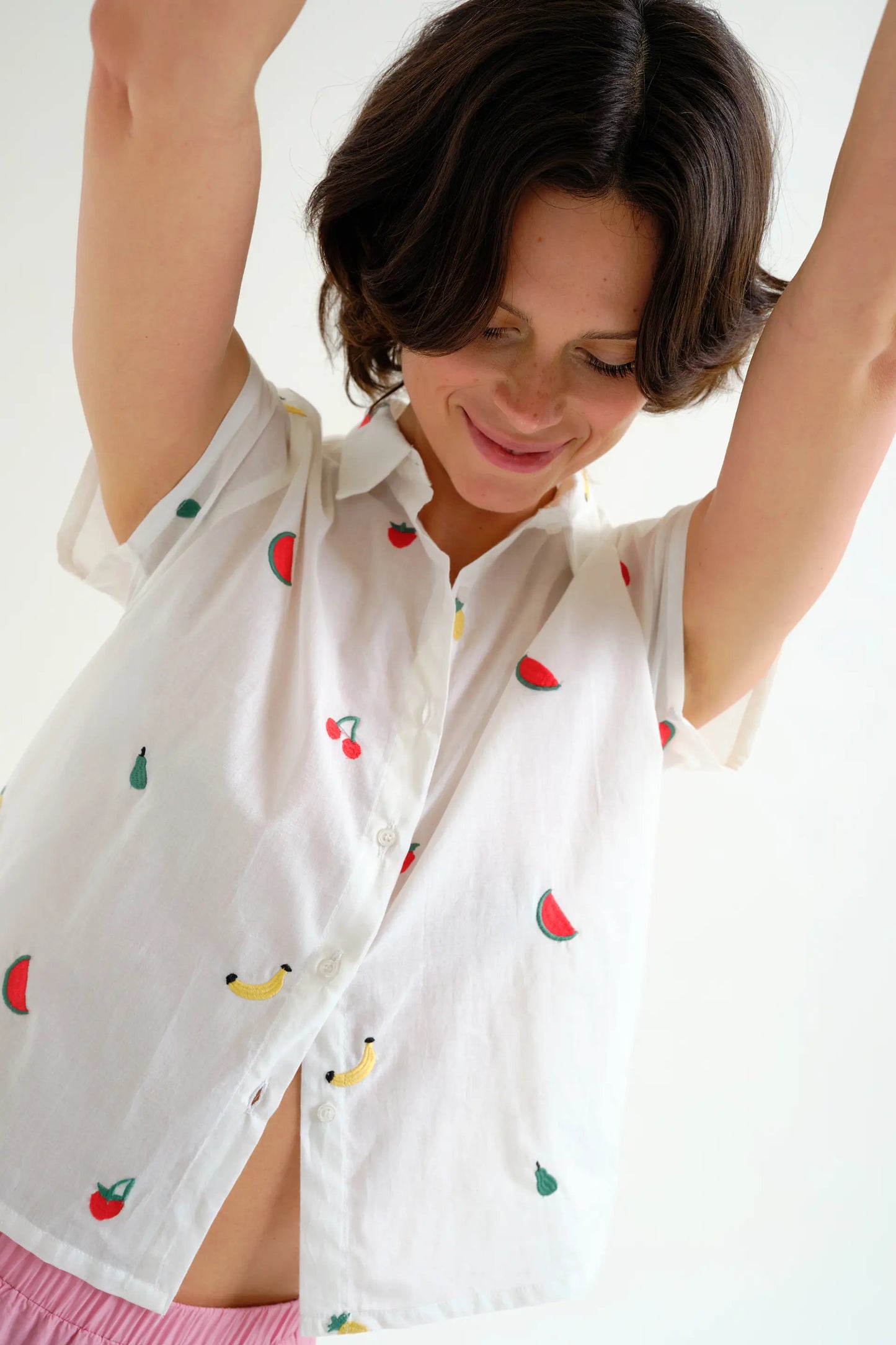 Camisa blanca 100% algodón con bordado de Ensalada de frutas