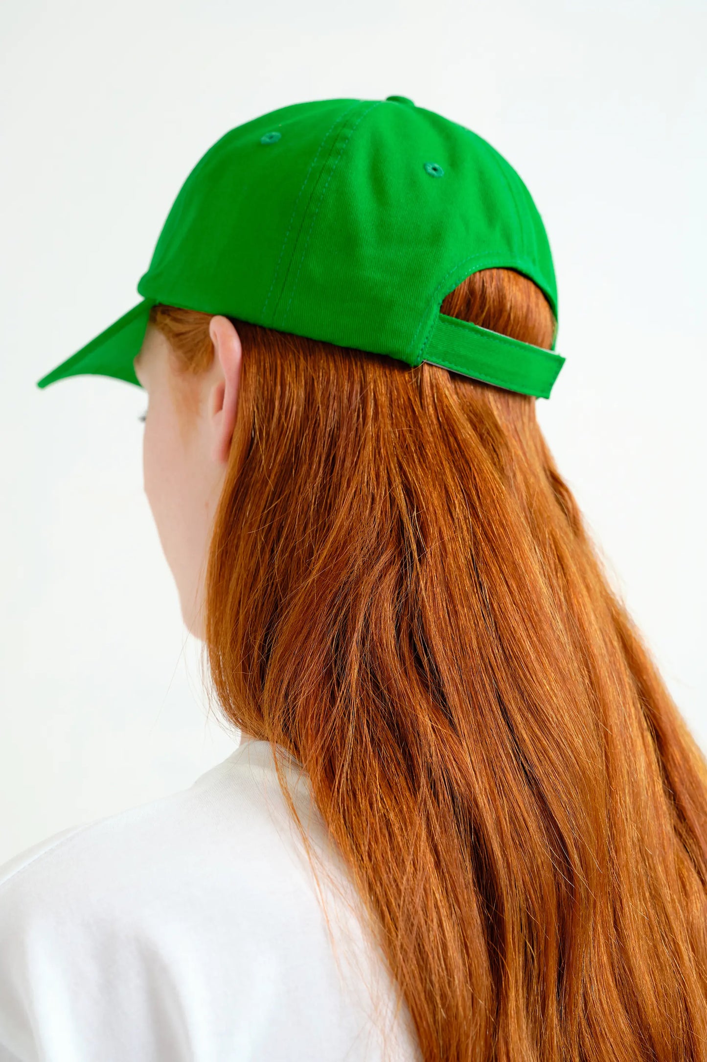 Berretto verde con ricamo di palme