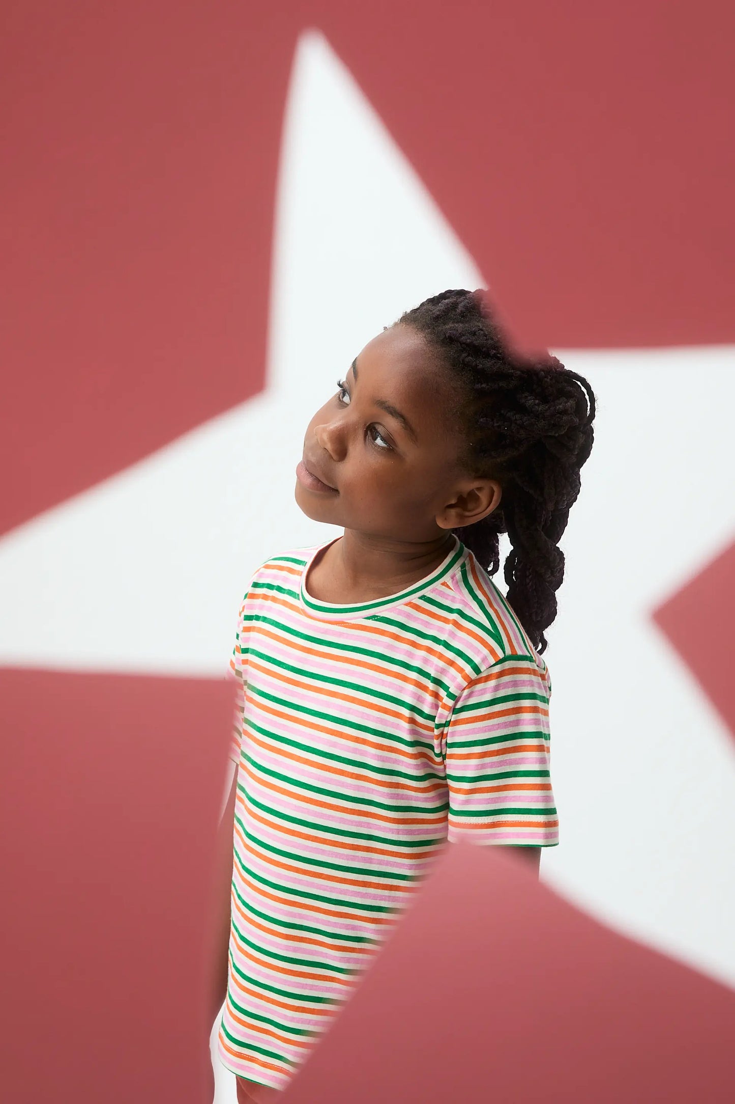 T-shirt da bambina in cotone 100% con speciale stampa a righe multicolori