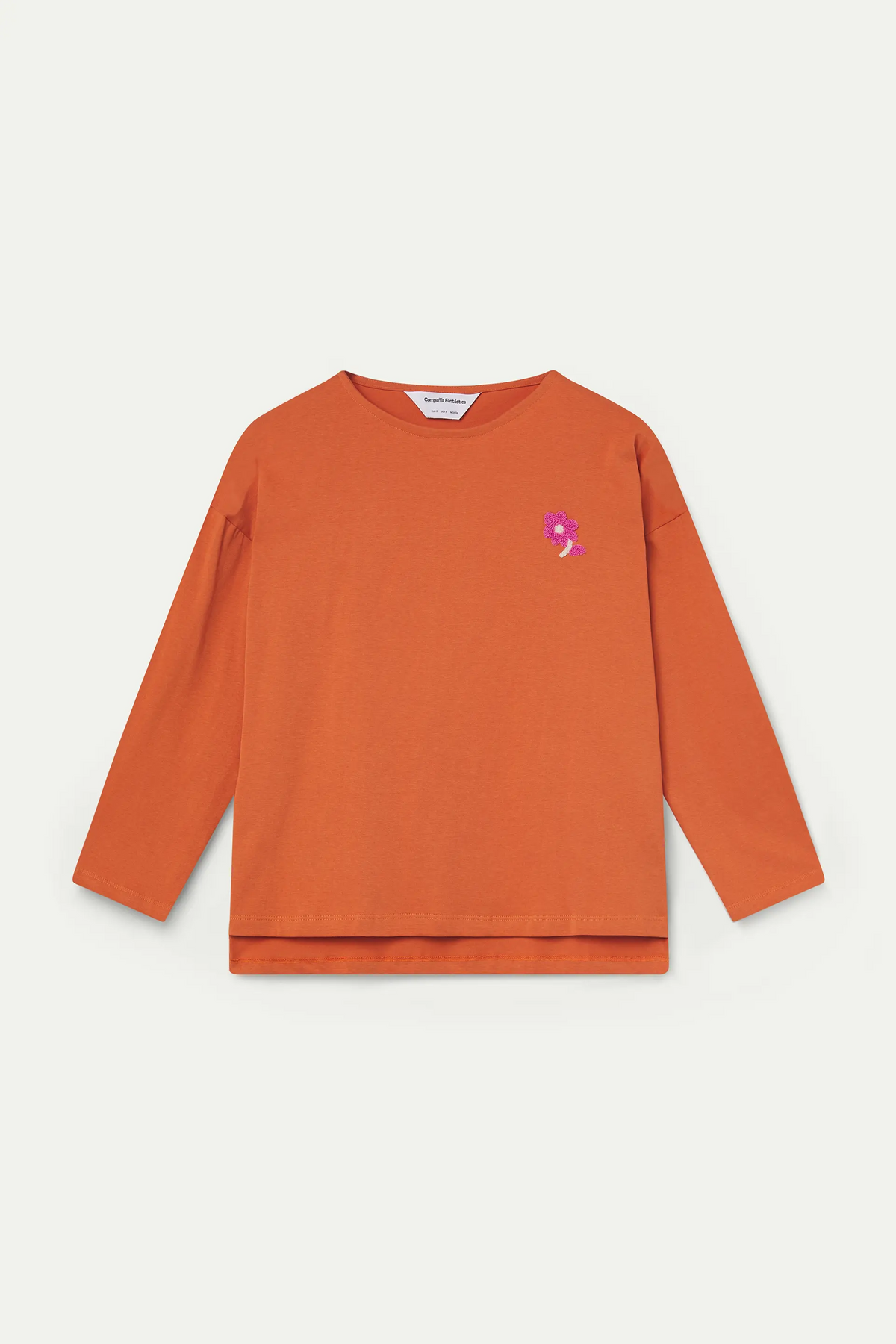 Camiseta 100% algodón naranja con parche de flor