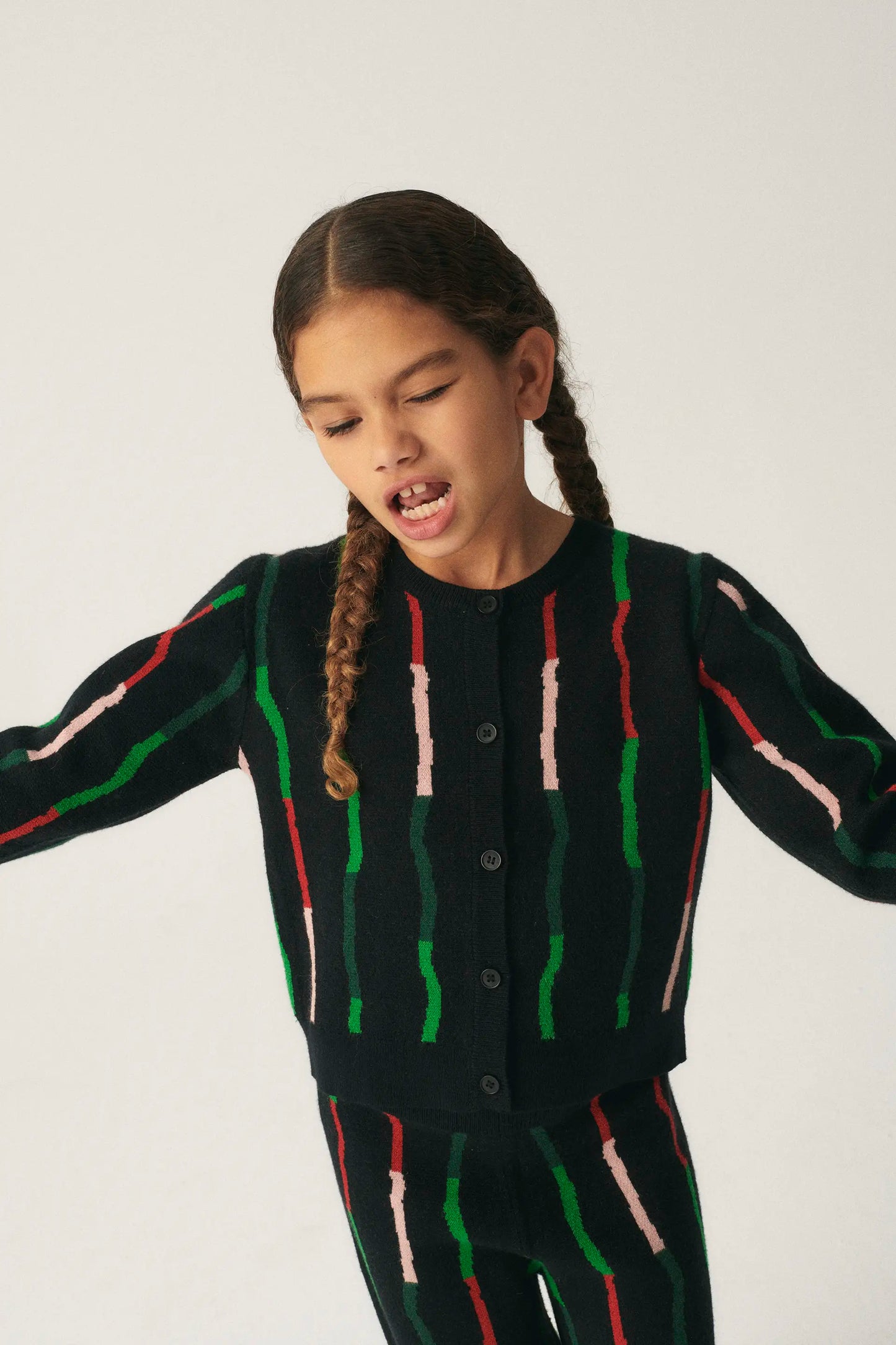 Cárdigan de niña con estampado de rayas negro