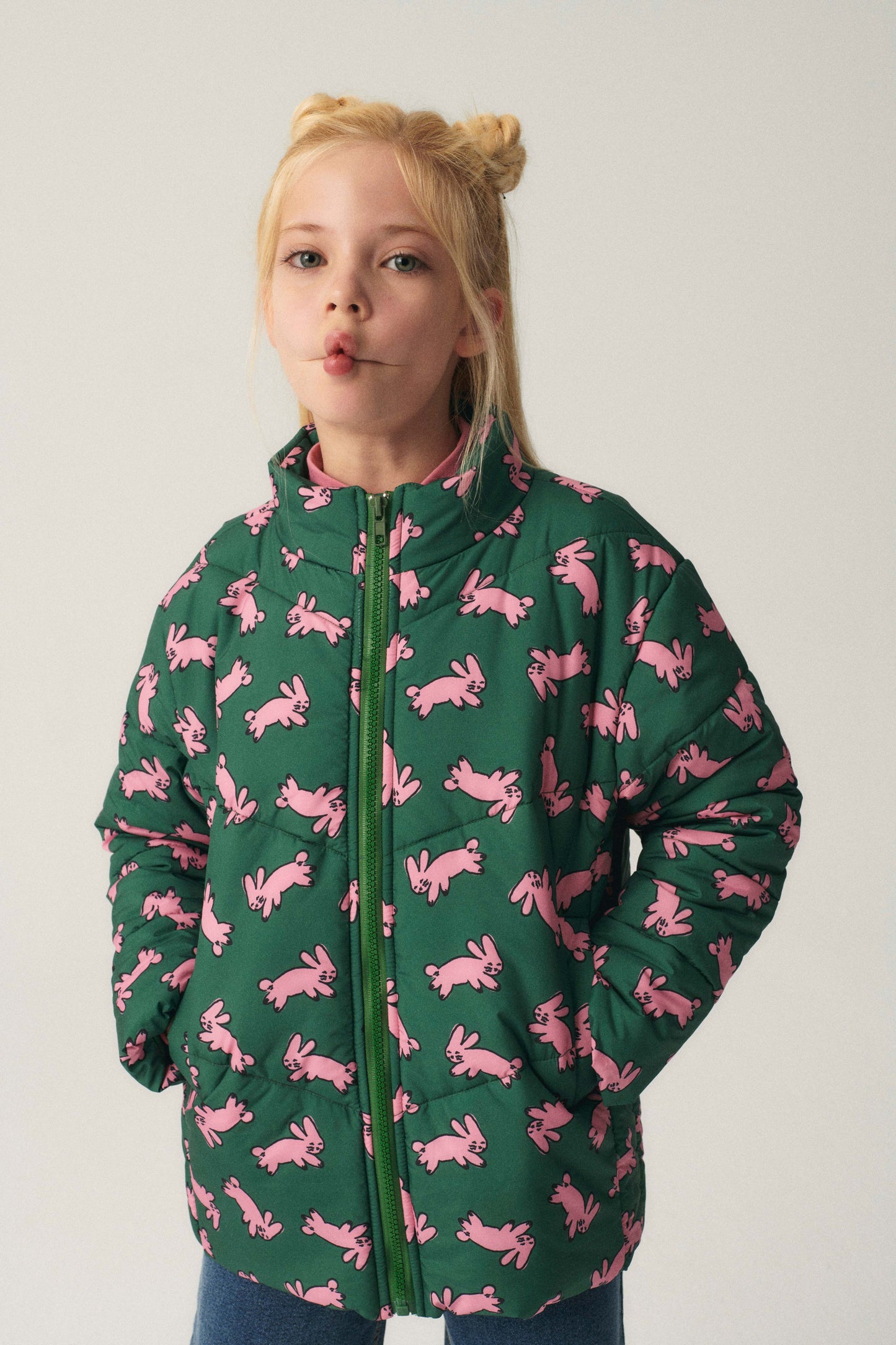 Abrigo unisex plumífero corto con estampado de conejos