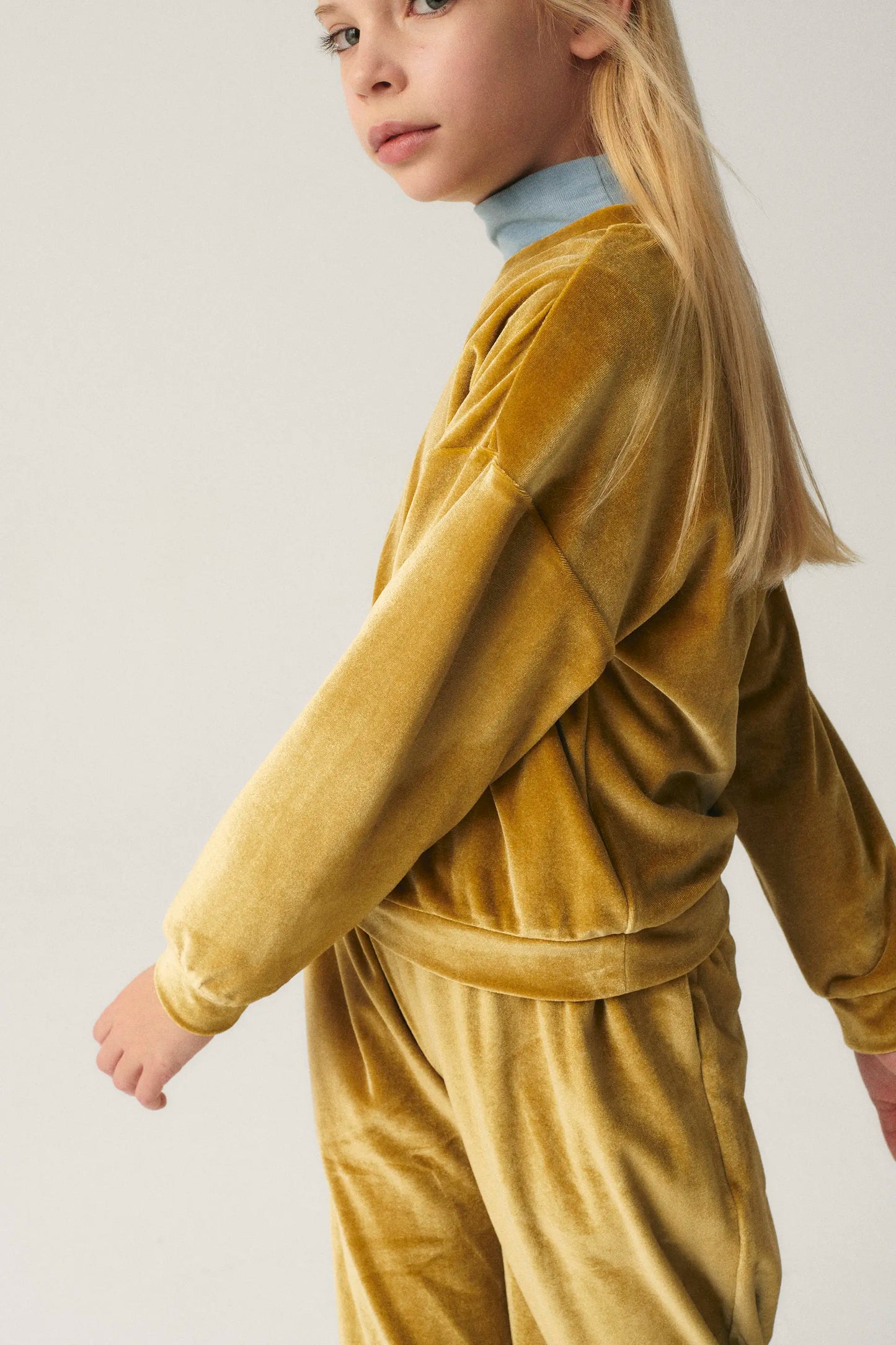 Sudadera unisex en terciopelo amarillo