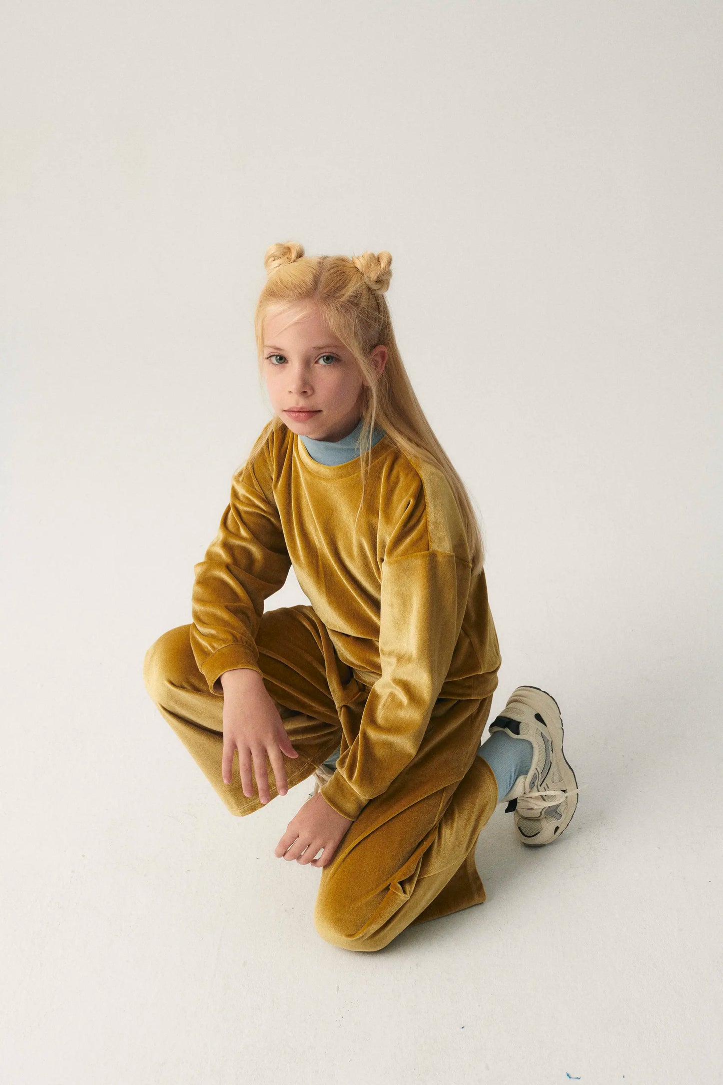Sudadera unisex en terciopelo amarillo