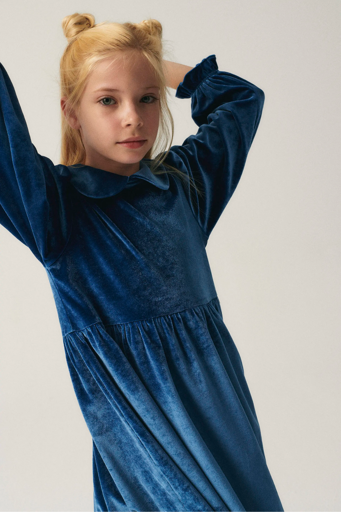 Vestido corto de niña en terciopelo azul