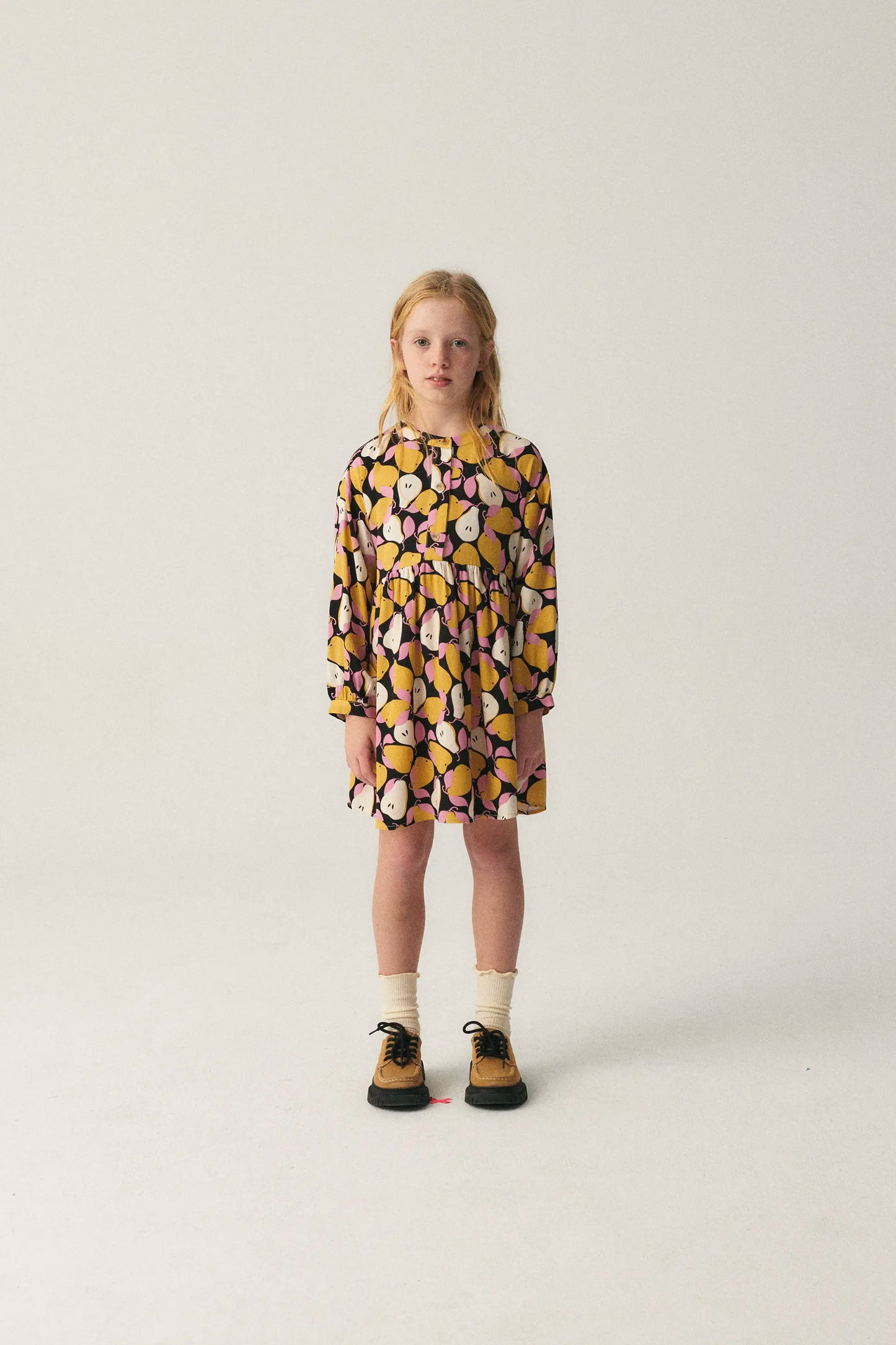 Vestido corto camisero de niña con estampado de peras