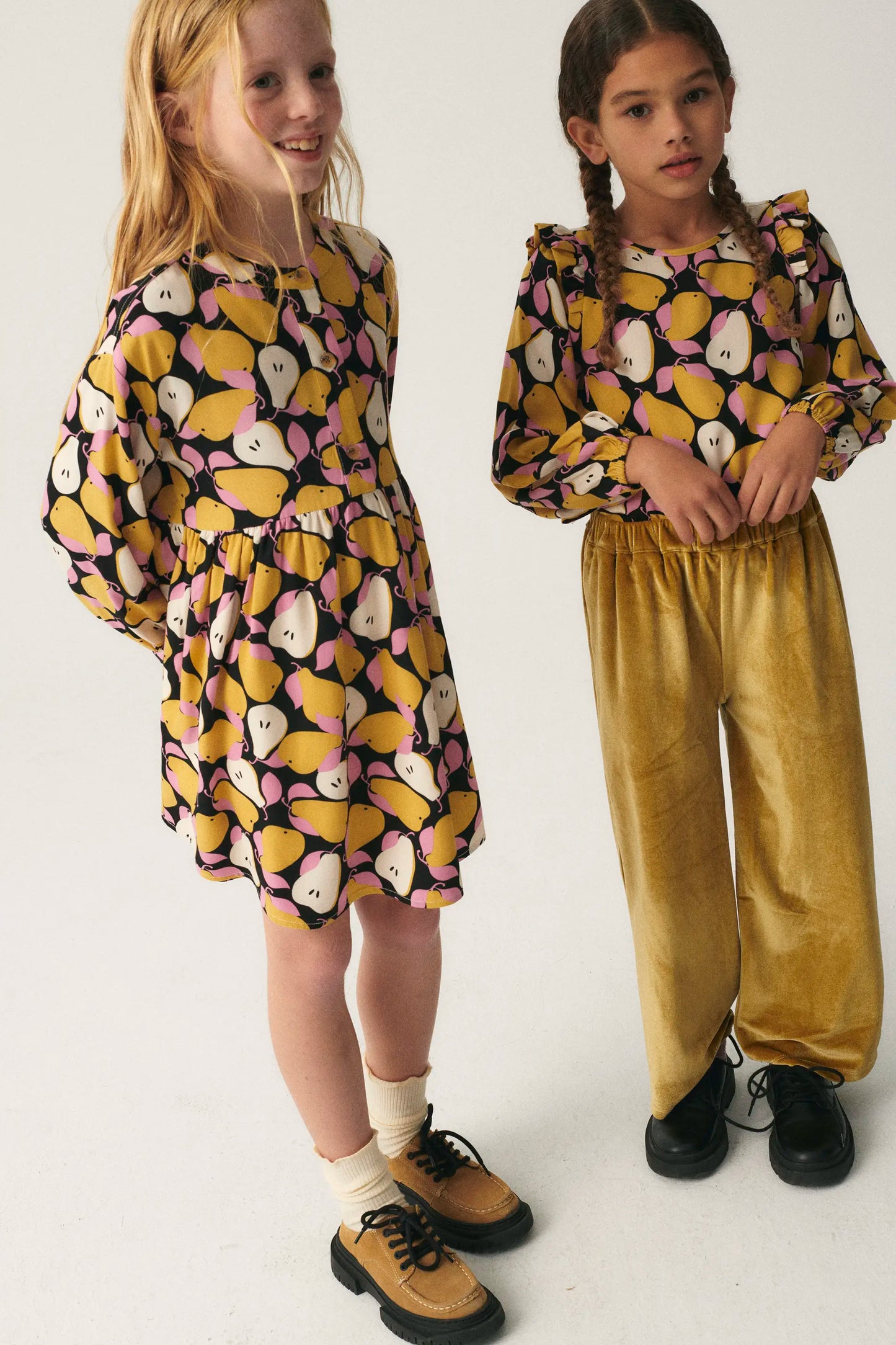 Vestido corto camisero de niña con estampado de peras