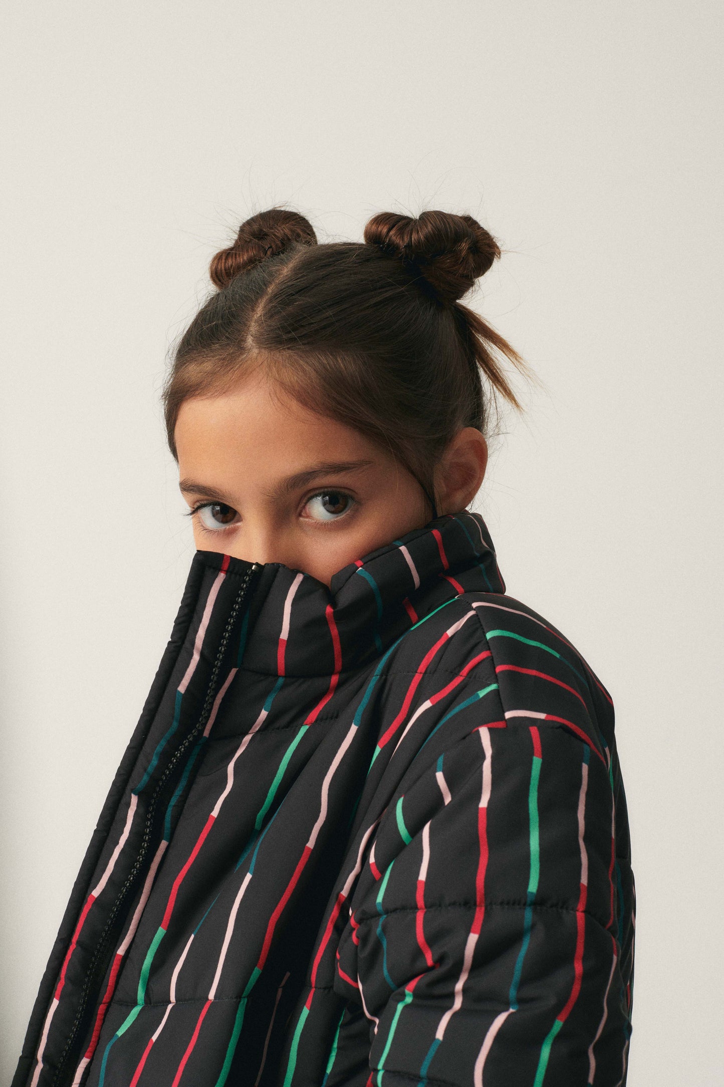 Piumino corto unisex con stampa a righe nere