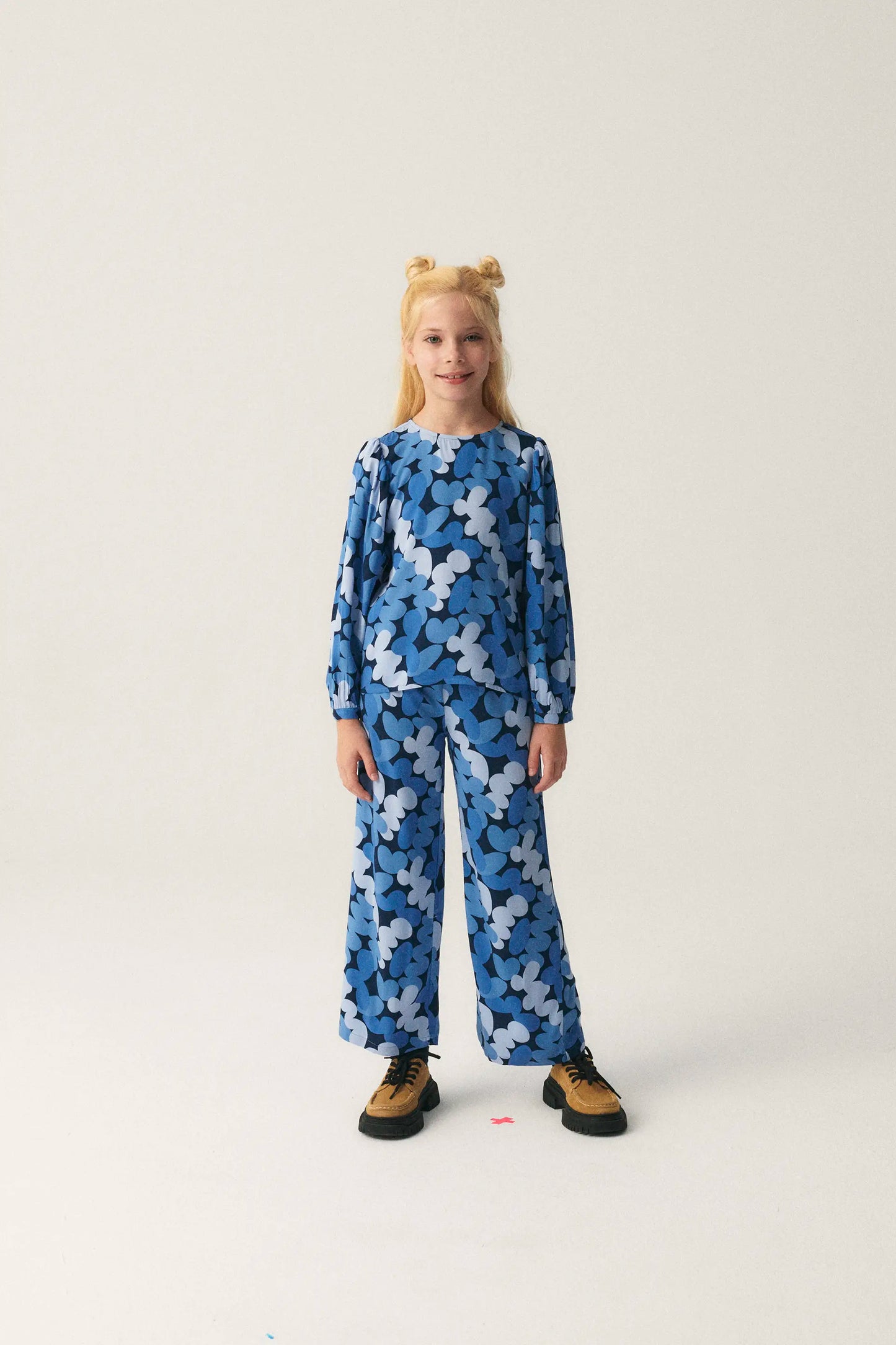 Top de niña con manga larga y estampado abstracto azul
