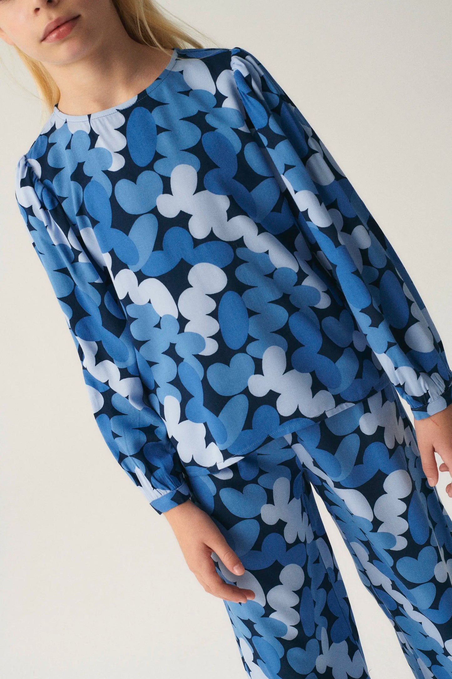Top de niña con manga larga y estampado abstracto azul
