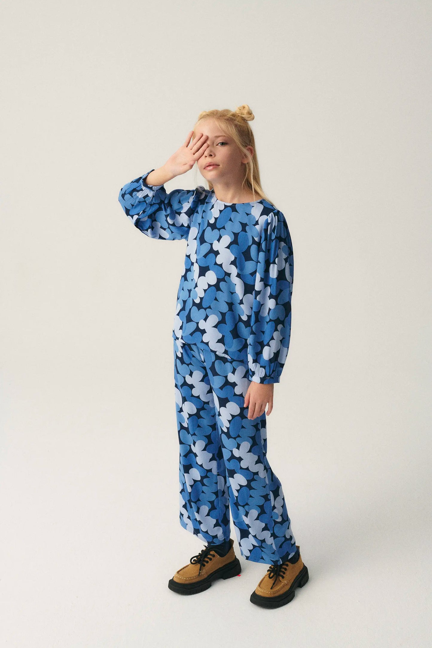 Top de niña con manga larga y estampado abstracto azul