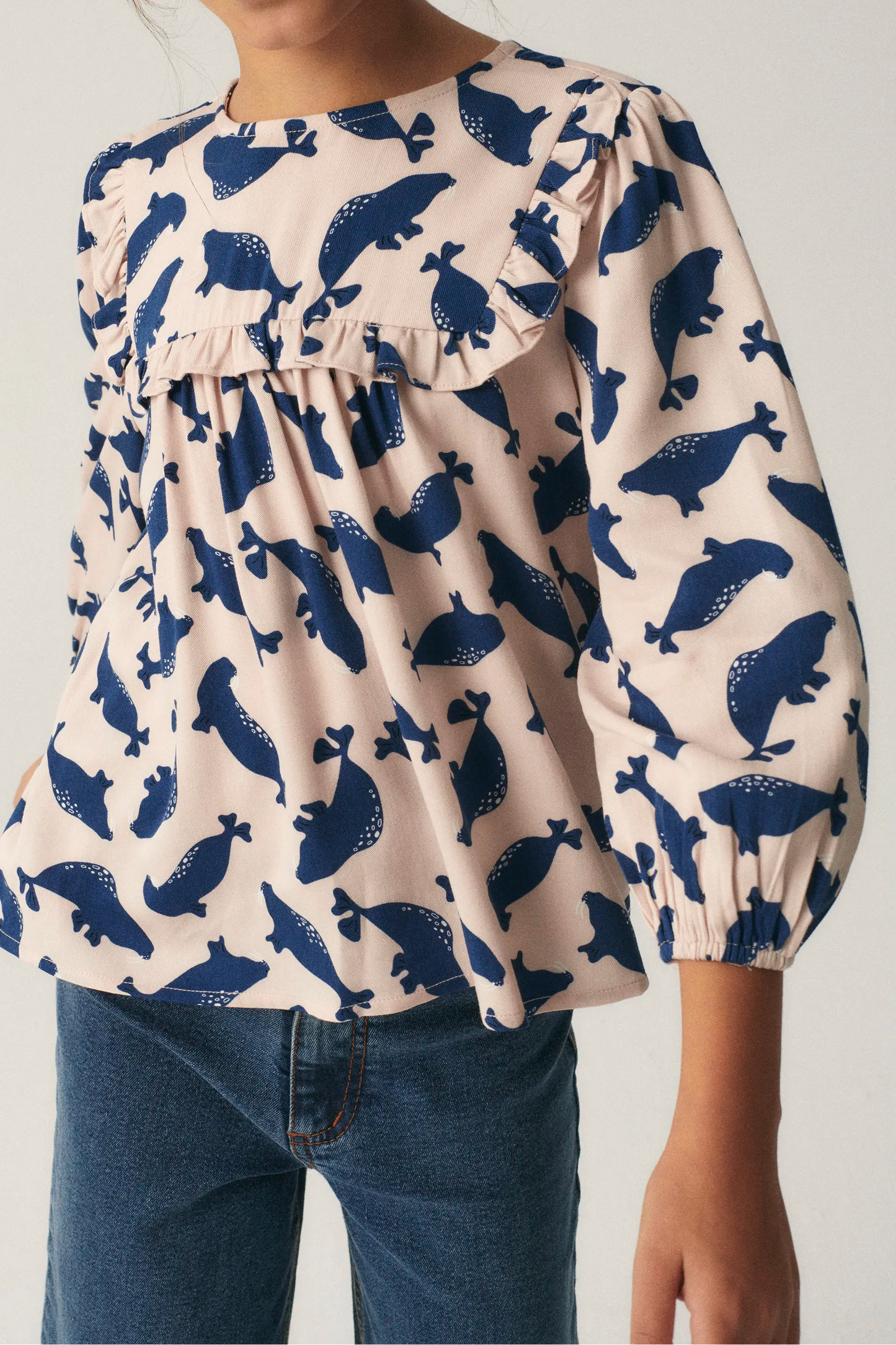 Top de niña con volantes y estampado de focas