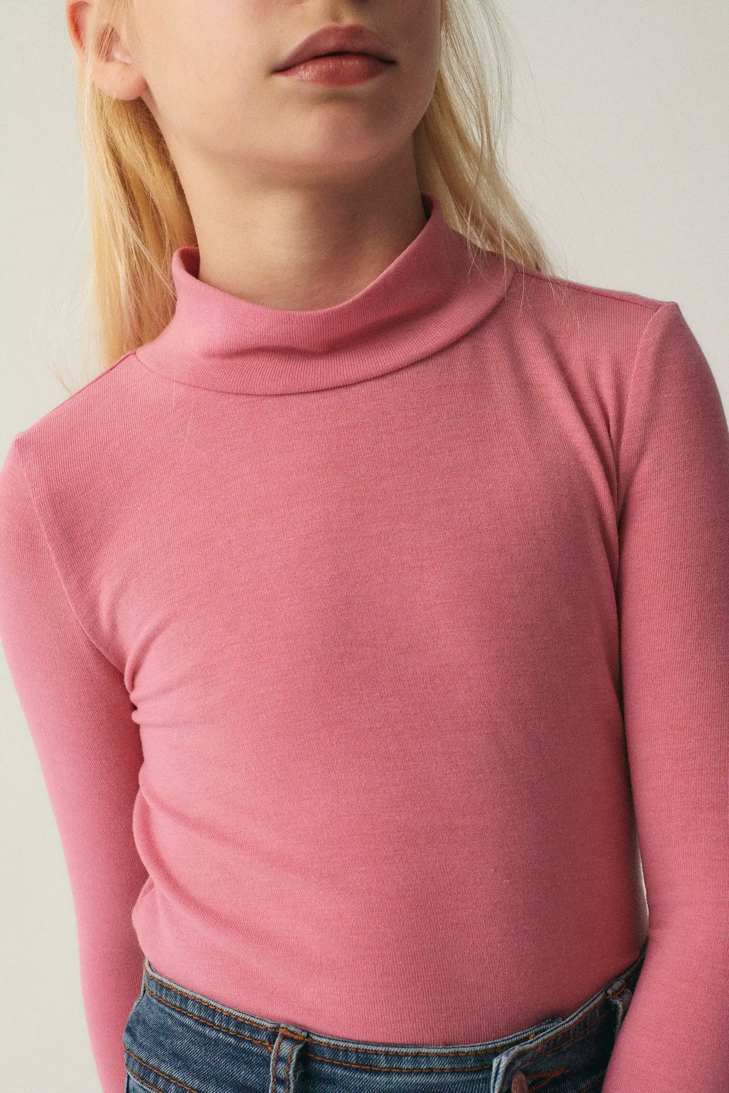 Top de niña con cuello alto rosa