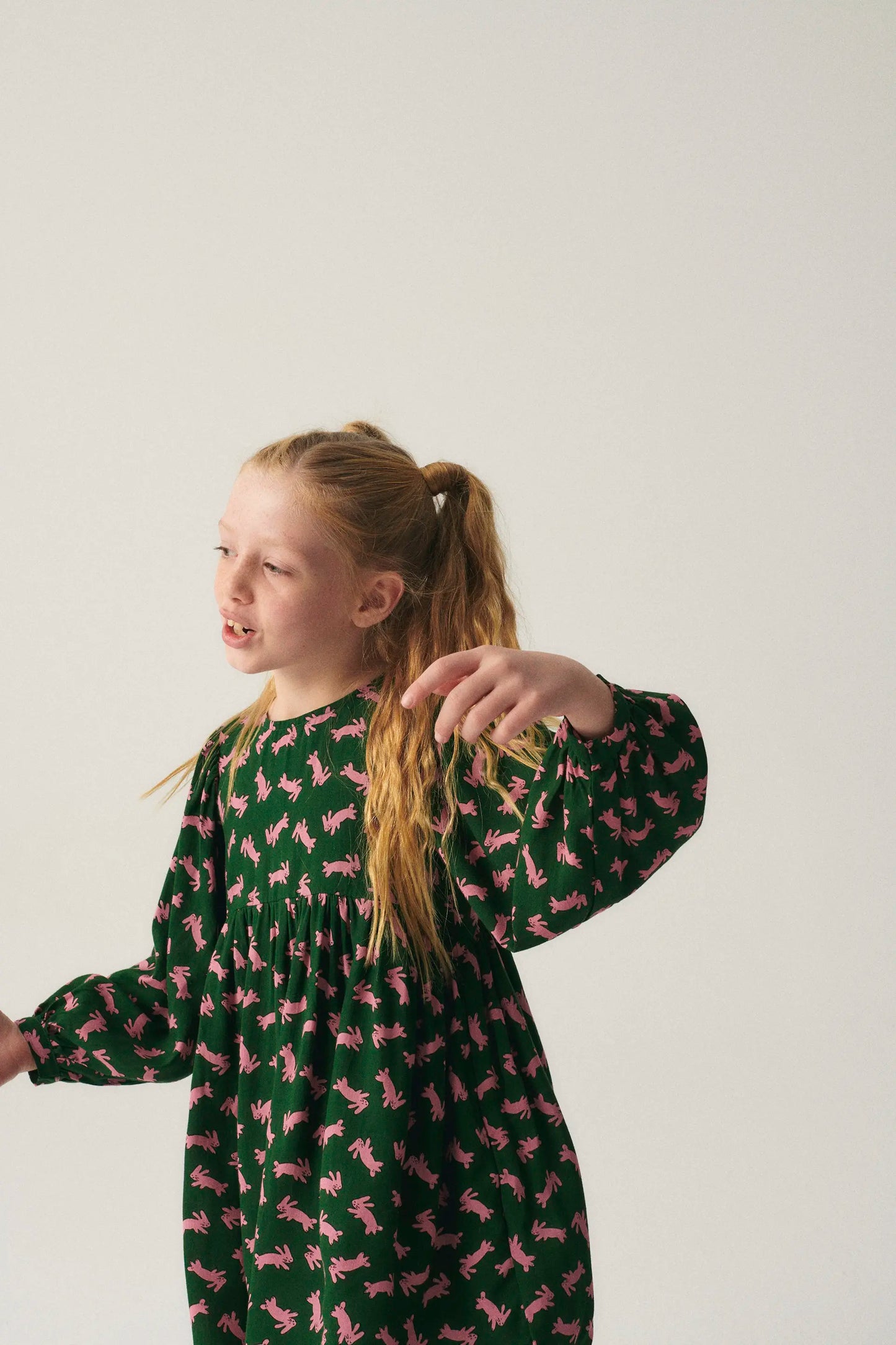 Abito corto da bambina con stampa conigli
