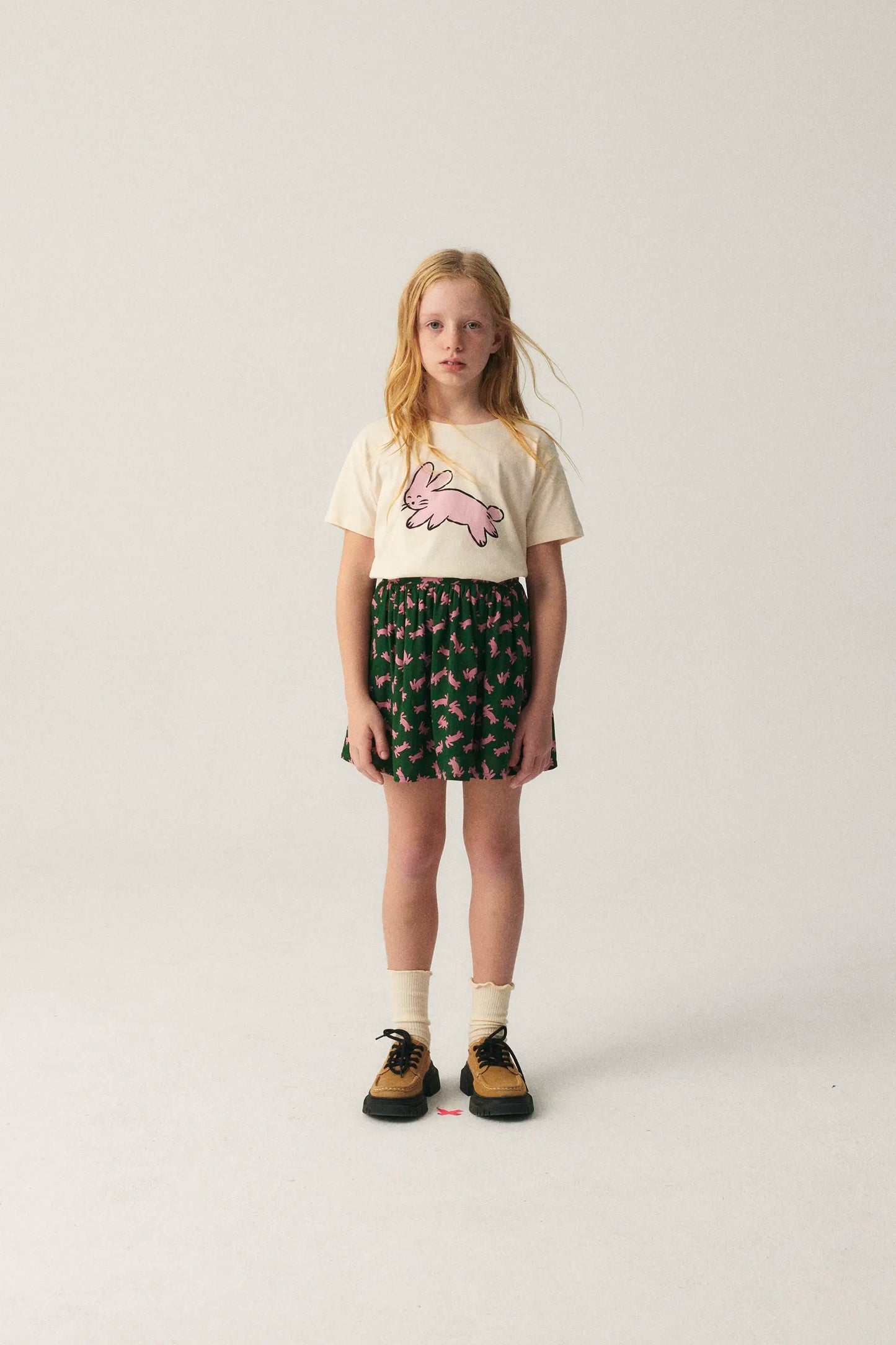 Falda corta de niña con estampado de conejos