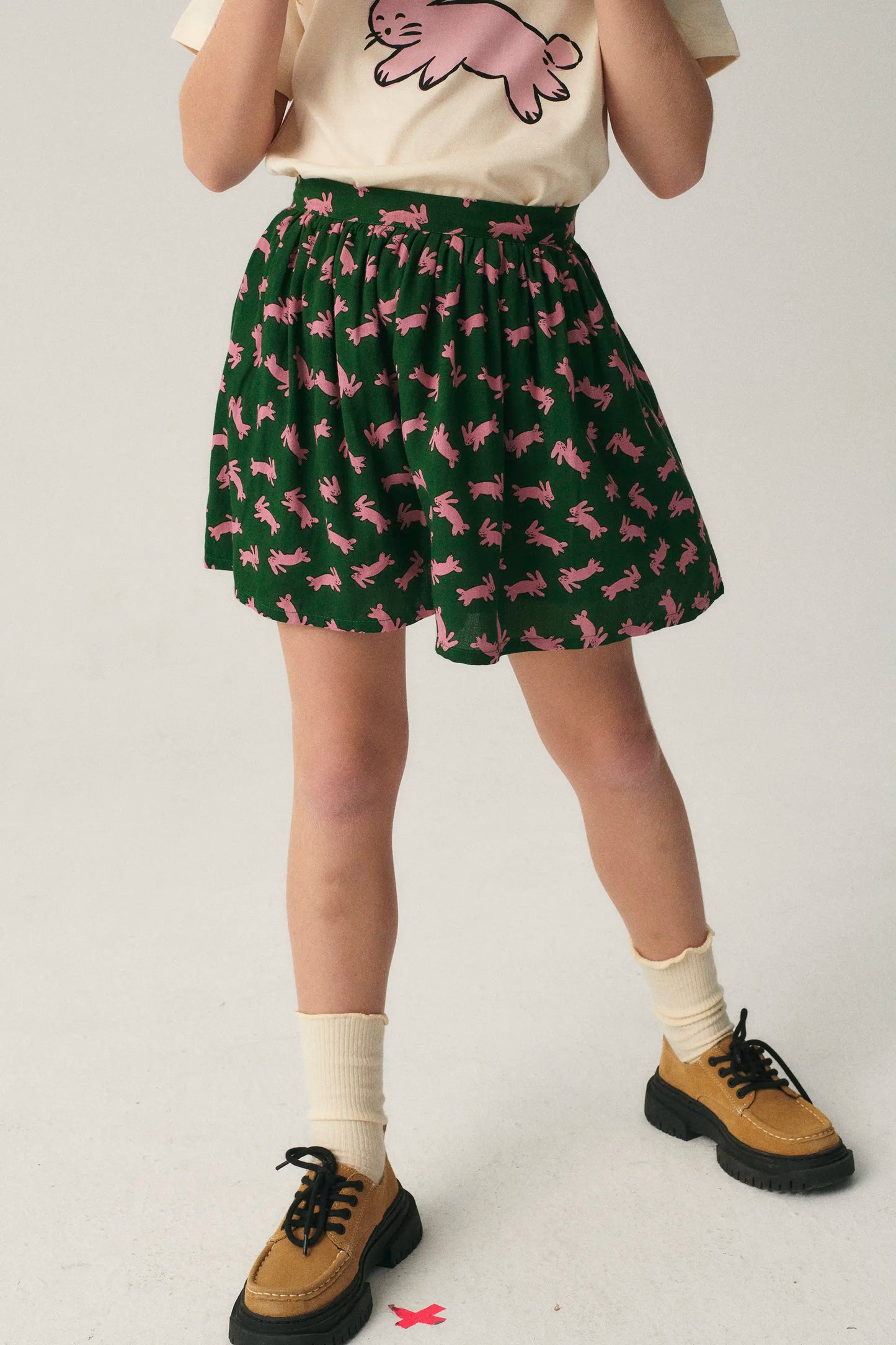 Falda corta de niña con estampado de conejos