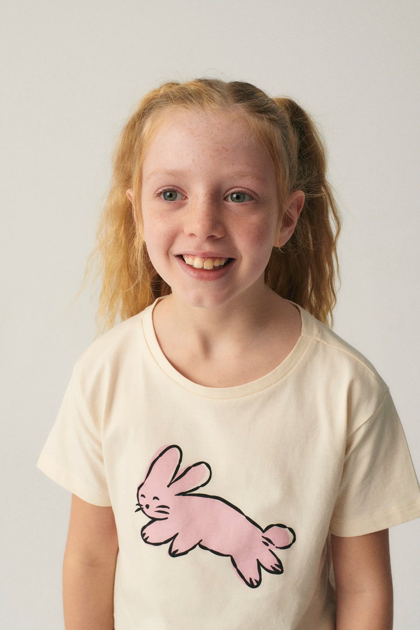 T-shirt unisex in cotone con grafica coniglio