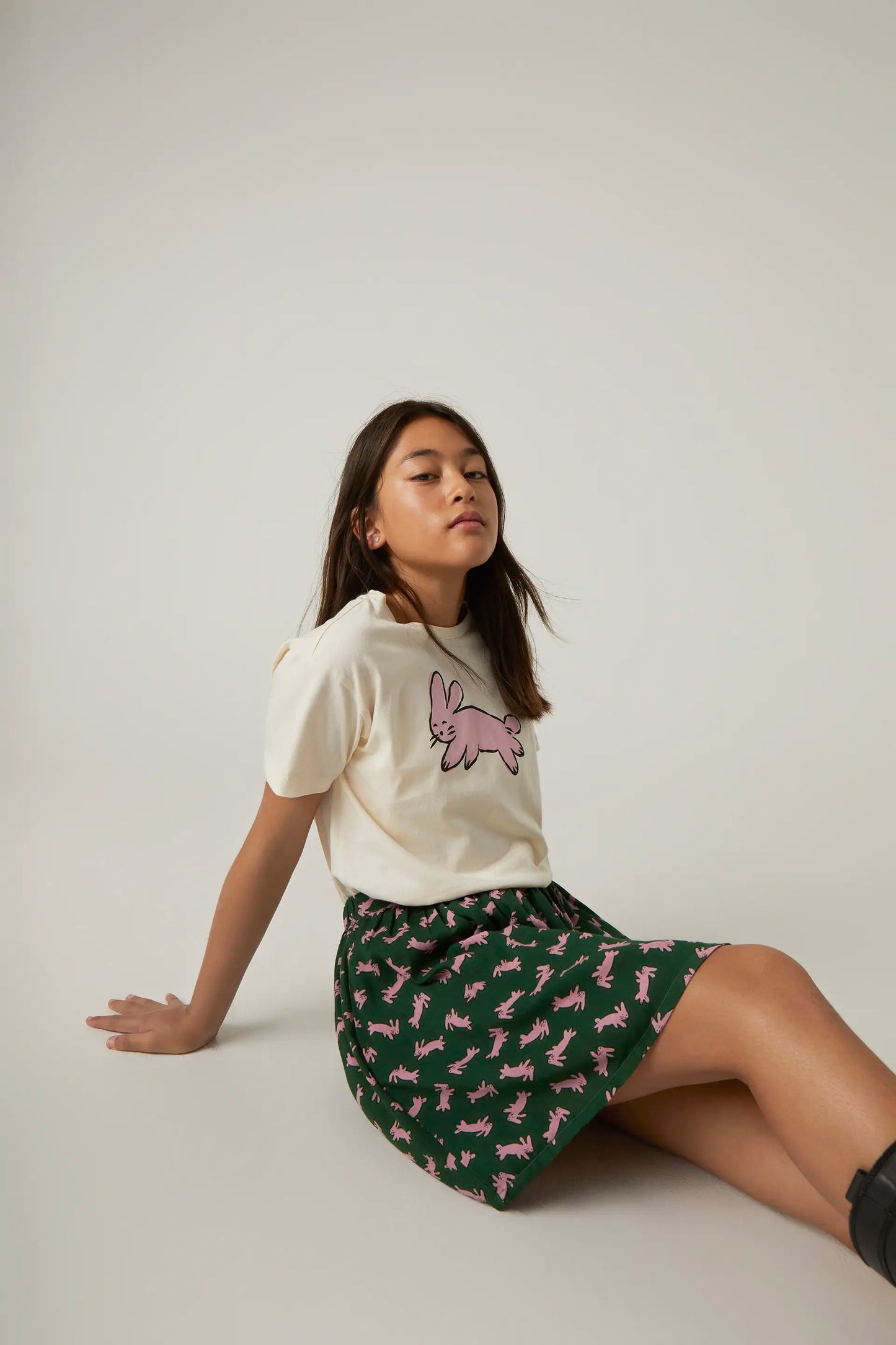 T-shirt unisex in cotone con grafica coniglio