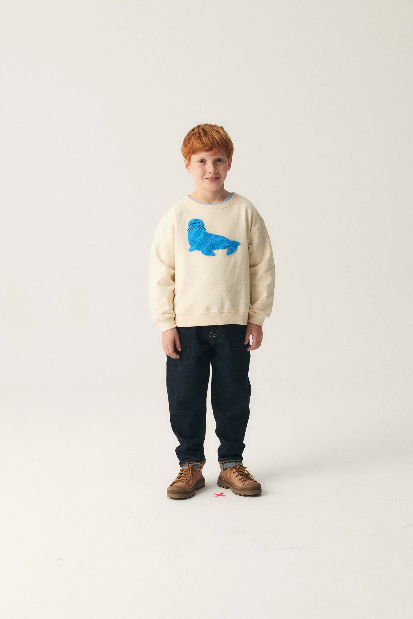 Felpa grafica unisex con foca in peluche
