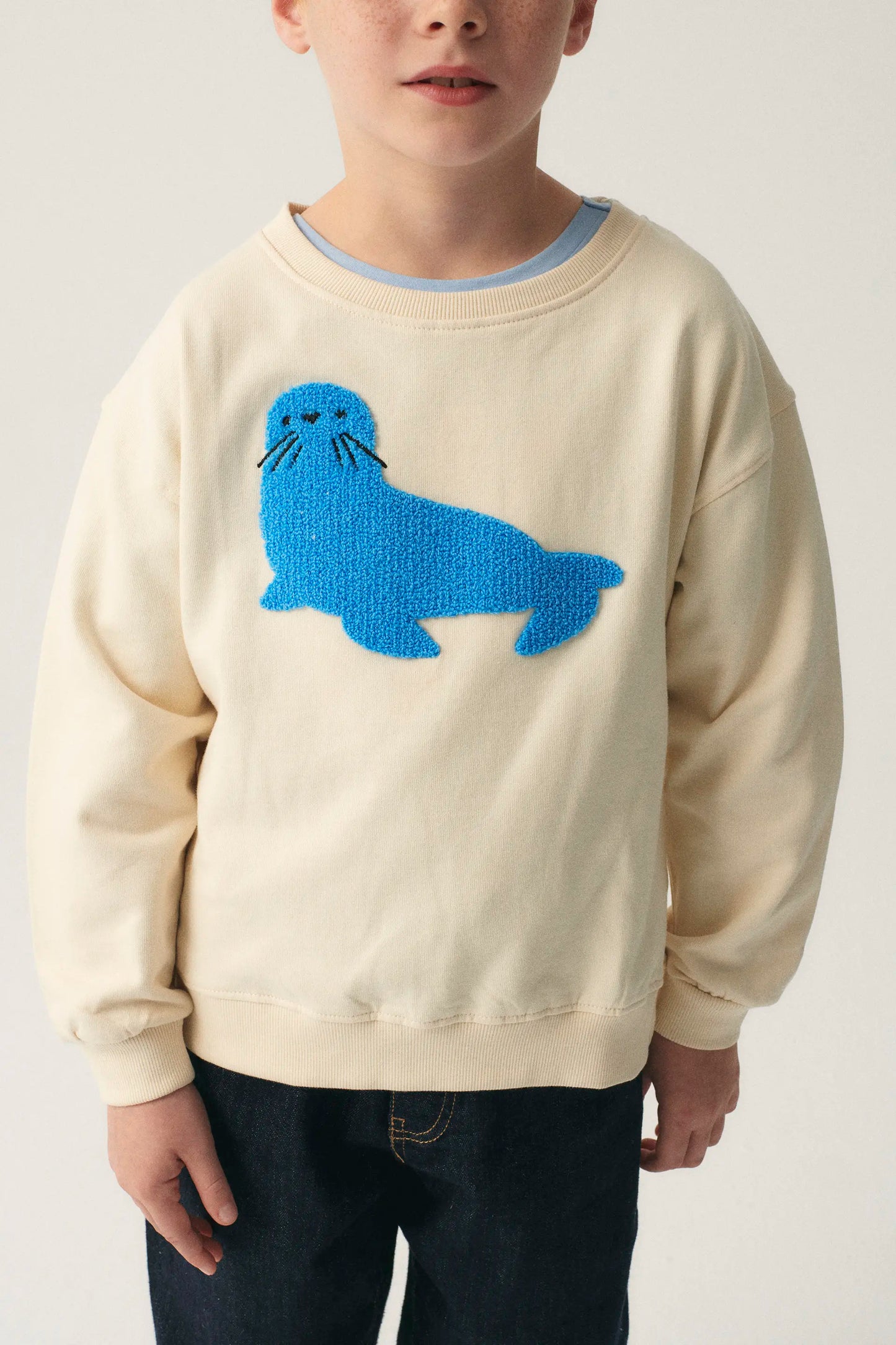 Felpa grafica unisex con foca in peluche