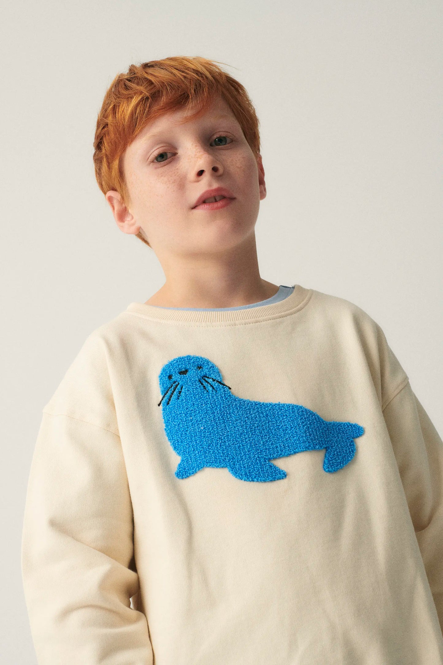 Felpa grafica unisex con foca in peluche