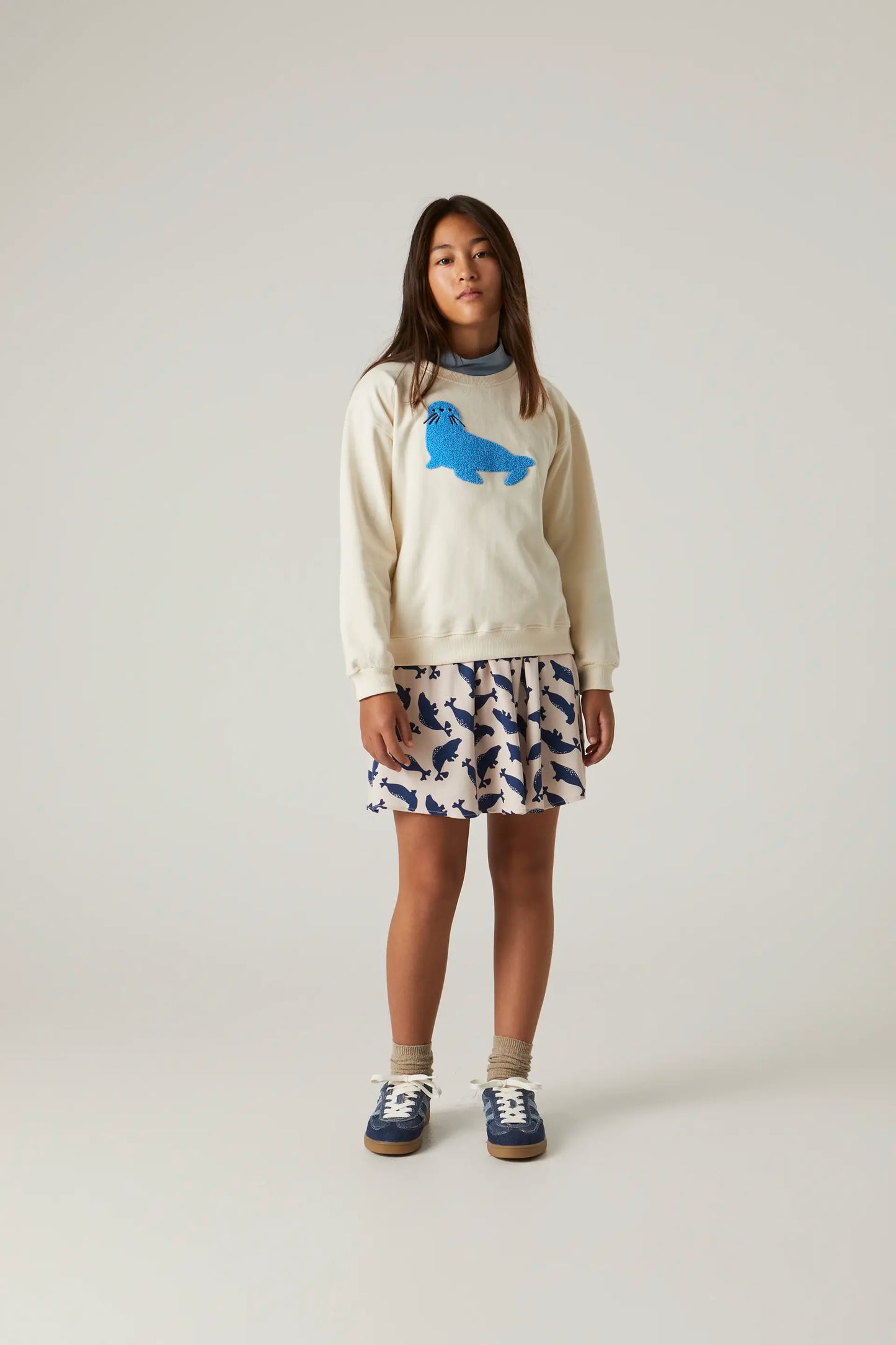 Felpa grafica unisex con foca in peluche
