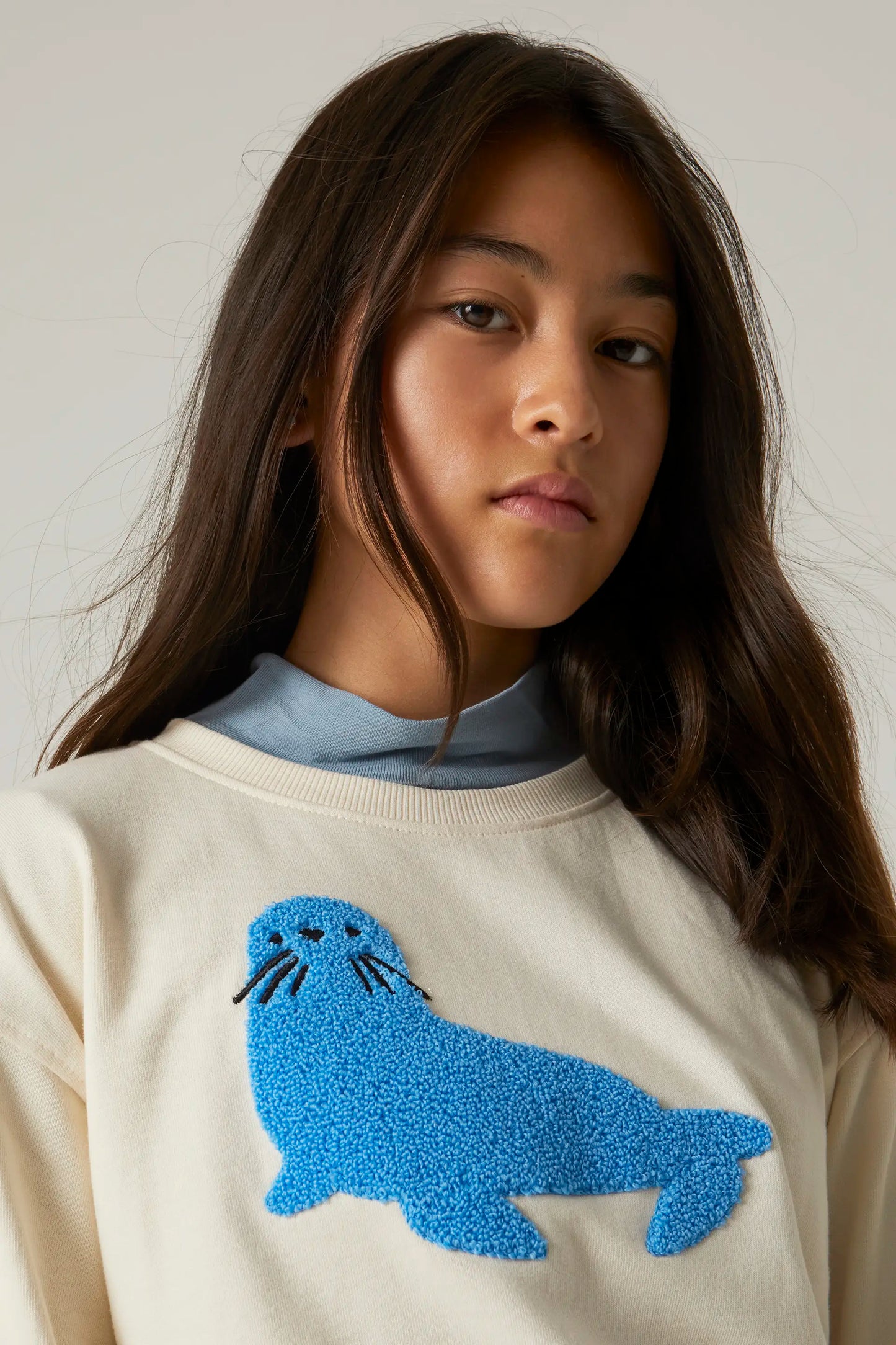 Felpa grafica unisex con foca in peluche