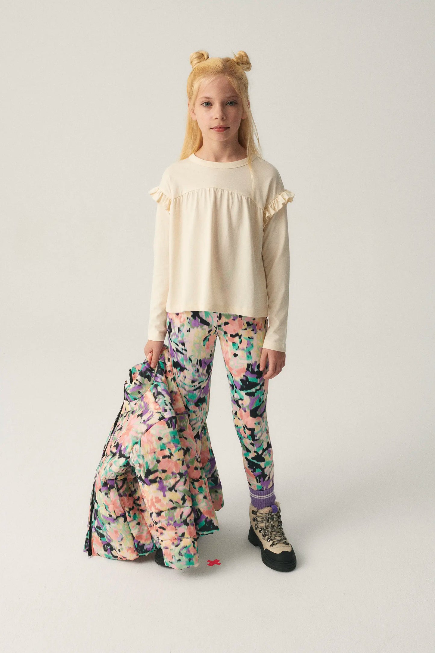 Girl's top with white ruffles