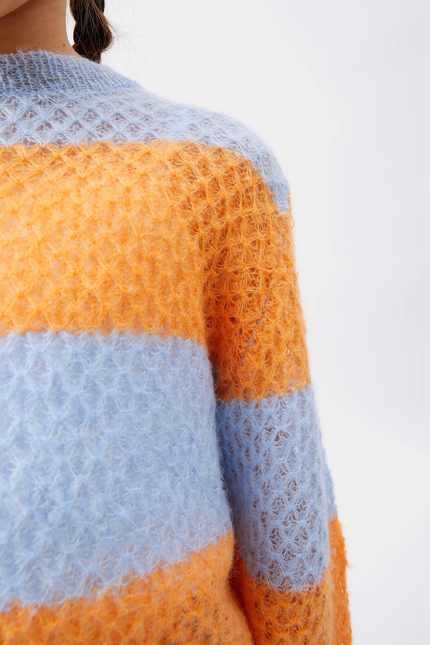 Maglione da bambina lavorato a trecce a righe blu