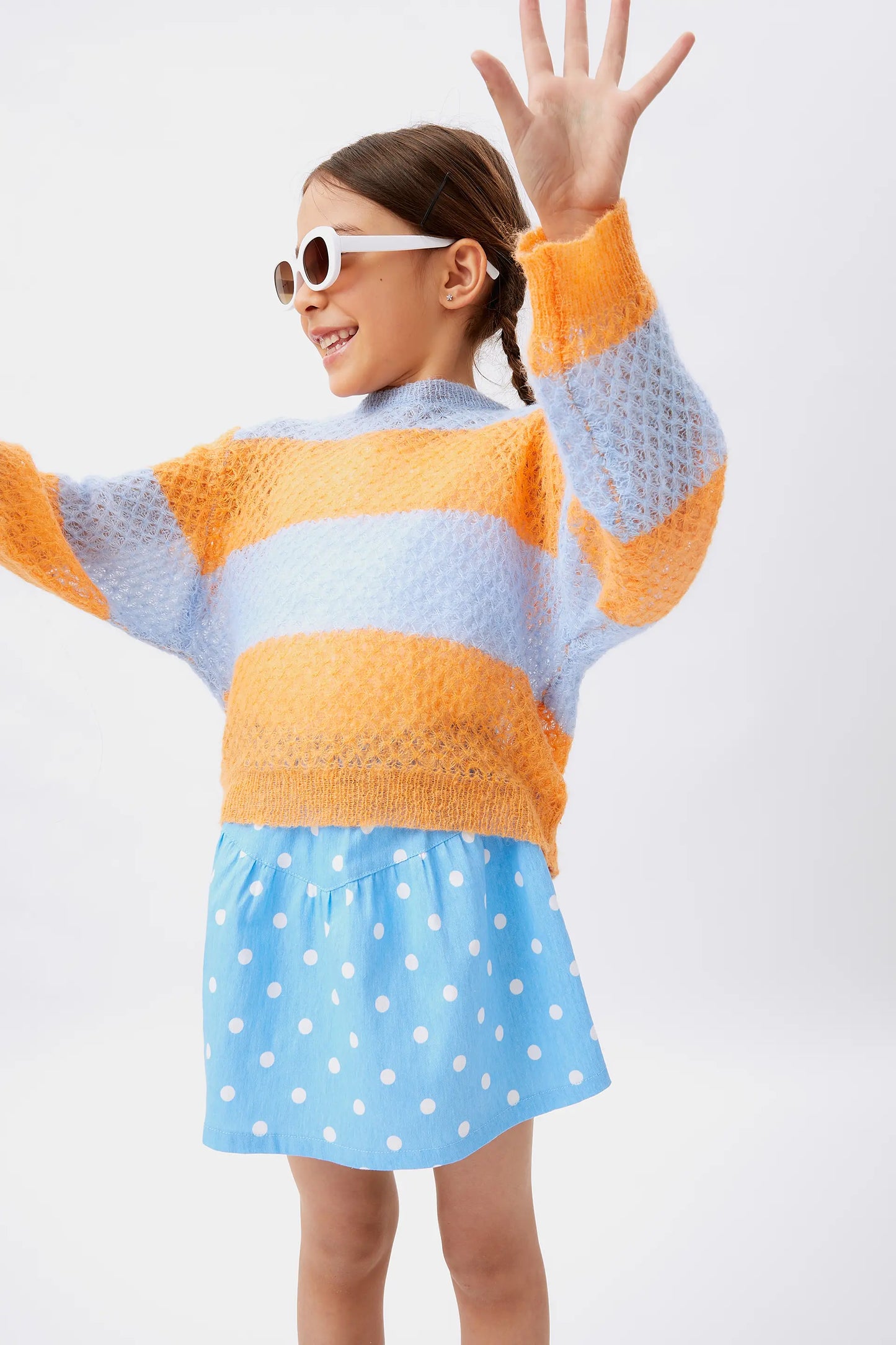 Maglione da bambina lavorato a trecce a righe blu