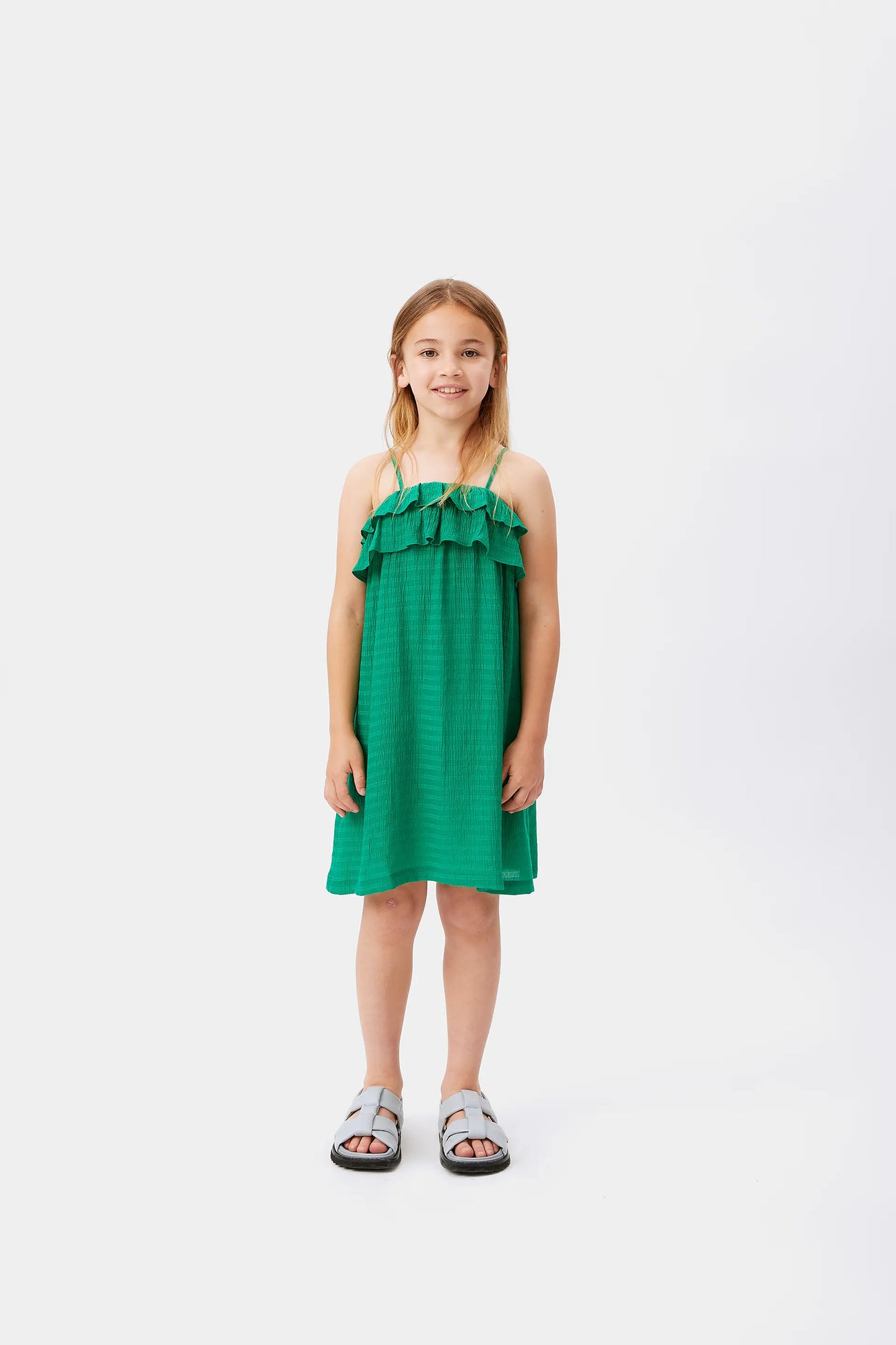 Abito corto verde con volant da bambina