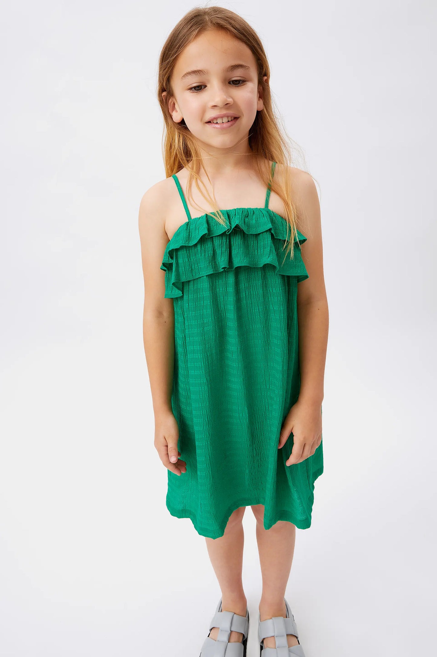 Abito corto verde con volant da bambina